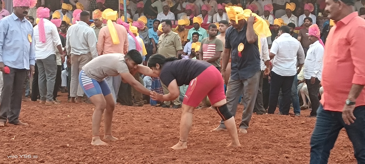 ಹೊನ್ನಾಳಿಯಲ್ಲಿ ನಡೆದ ಮೂರನೇ ದಿನದ ಕುಸ್ತಿ ಪಂದ್ಯದಲ್ಲಿ ಬೆಳಗಾವಿಯ ಪ್ರಜ್ಞಾ ದಾವಣಗೆರೆಯ ಪೂಜಾ ಸೆಣಸಾಟ ನಡೆಸಿದರು