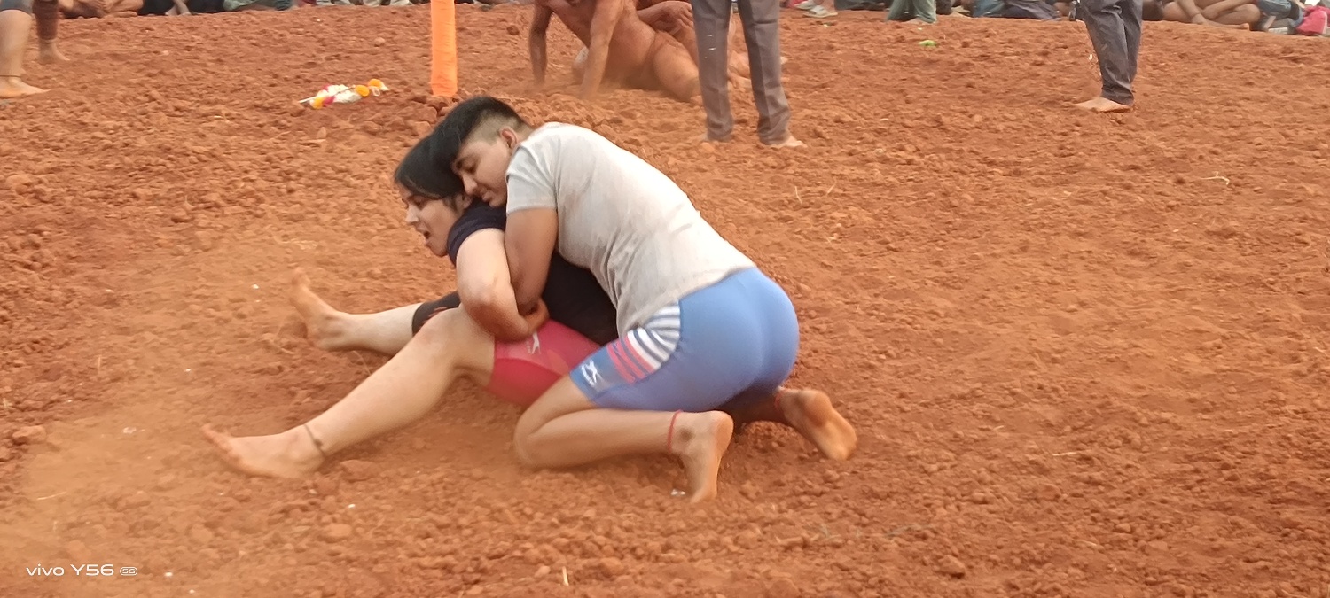 ಹೊನ್ನಾಳಿಯಲ್ಲಿ ನಡೆದ ಮೂರನೇ ದಿನದ ಕುಸ್ತಿ ಪಂದ್ಯದಲ್ಲಿ ಬೆಳಗಾವಿಯ ಪ್ರಜ್ಞಾ ದಾವಣಗೆರೆಯ ಪೂಜಾ ಸೆಣಸಾಟ ನಡೆಸಿದರು