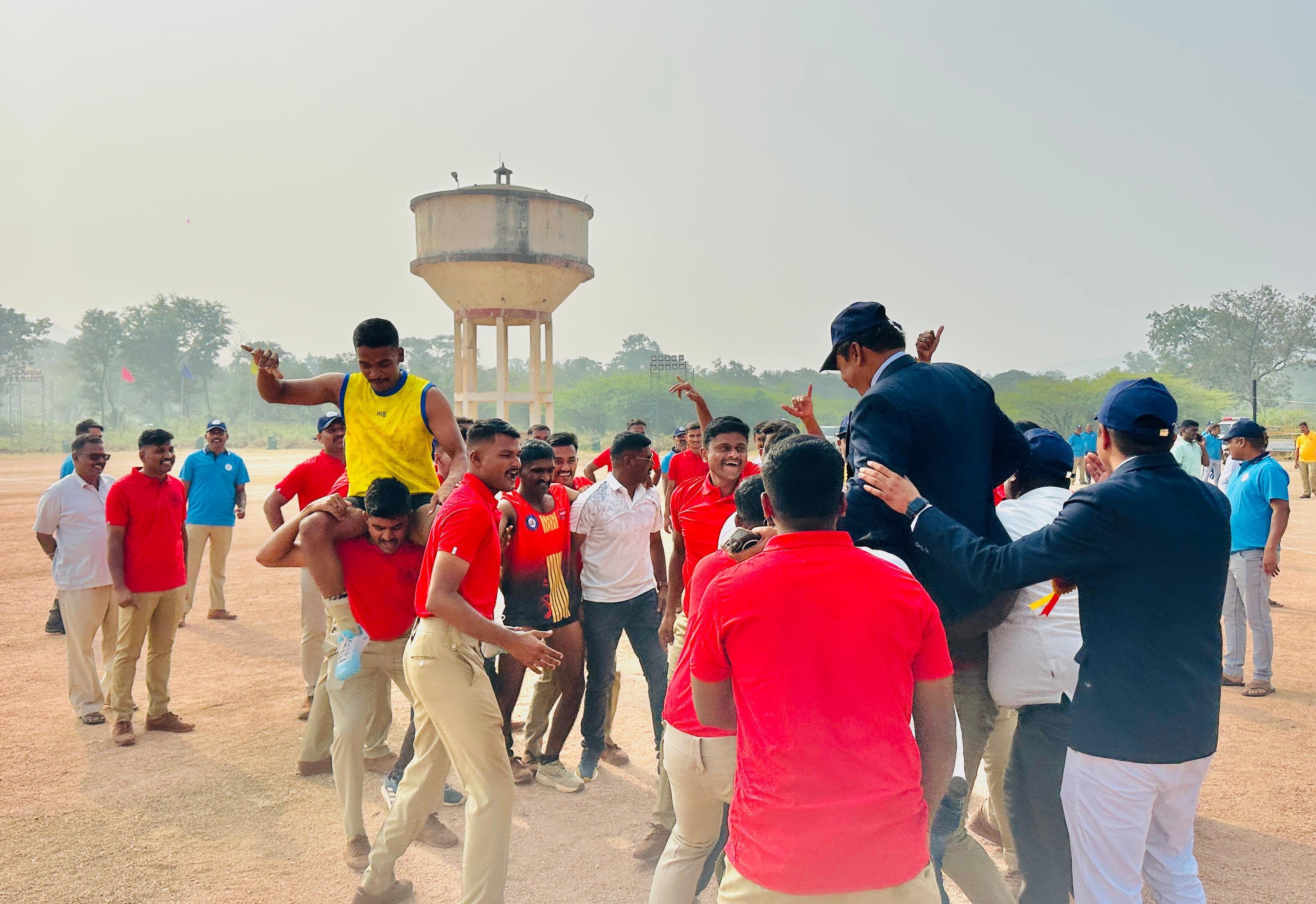 ಪುರುಷರ 400 ಮೀಟರ್ ಓಟದಲ್ಲಿ ಪ್ರಥಮ ಸ್ಥಾನ ಗಳಿಸಿದ ಕೃಷ್ಣ ಗೋವಿಂದ ಗೌಡ ಮತ್ತು ಡಿವೈಎಸ್‌ಪಿ ಟಿ.ಮಂಜುನಾಥ್‌ ಅವರನ್ನು ಎತ್ತಿ ಕುಣಿದಾಡಿದ ಪೊಲೀಸ್ ಸಿಬ್ಬಂದಿ  