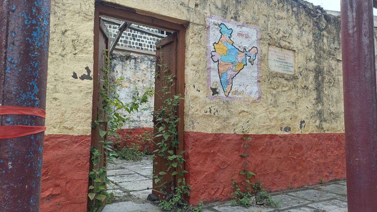 ನಿಪ್ಪಾಣಿ ತಾಲ್ಲೂಕಿನ ಬೇಡಕಿಹಾಳ ಗ್ರಾಮದ ಶಾಲಾ ಕೊಠಡಿಯಲ್ಲಿ ಬೆಳೆದ ಕಸ