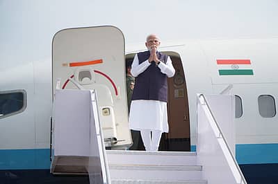 ನವದೆಹಲಿಯಿಂದ ವಾಯು ಪಡೆಯ ವಿಮಾನದ ಮೂಲಕ 10.25ಕ್ಕೆ ಮಂಗಳೂರು ಅಂತರರಾಷ್ಟ್ರೀಯ ವಿಮಾನ ನಿಲ್ದಾಣಕ್ಕೆ ಬಂದಿಳಿದ ಪ್ರಧಾನಿ ನರೇಂದ್ರ ಮೋದಿ.