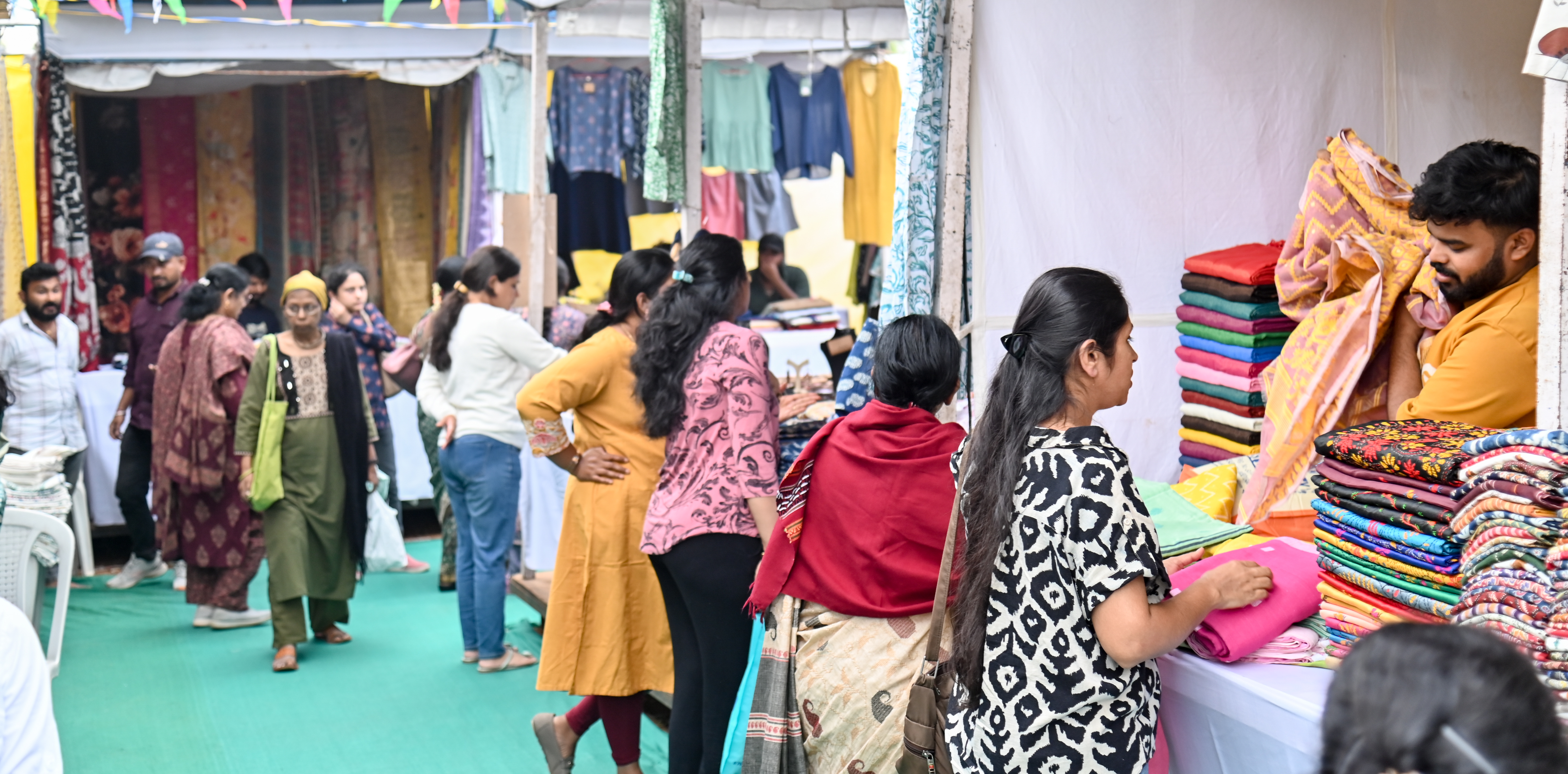 ಬಟ್ಟೆಗಳನ್ನು ಖರೀದಿಸಿದ ಮಹಿಳೆಯರು 