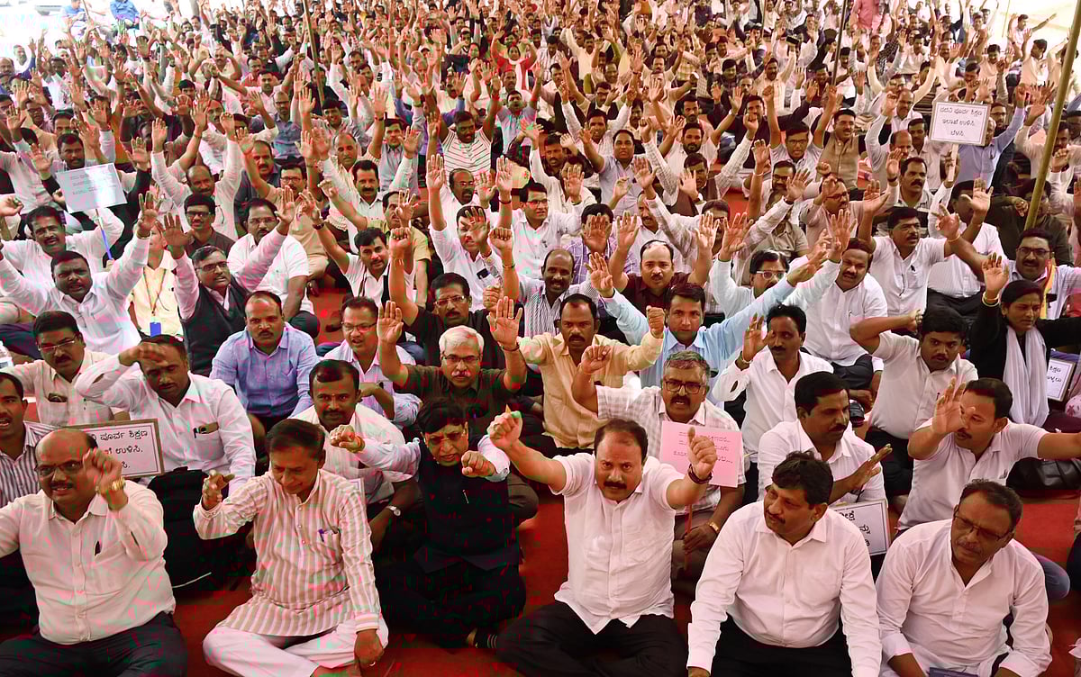 ಬೆಂಗಳೂರು:‌ ಇಲಾಖೆ ಅಸ್ಮಿತೆ ಉಳಿಸಿ.. ಪಿಯುಸಿ ಉಪನ್ಯಾಸಕರ ಧರಣಿ