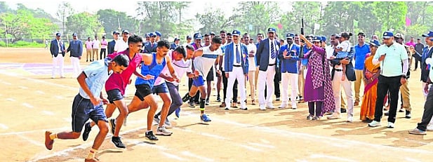 ಮಡಿಕೇರಿ :  ಆಟ ಆಡಿ ಸಂಭ್ರಮಿಸಿದ ಪೊಲೀಸರು