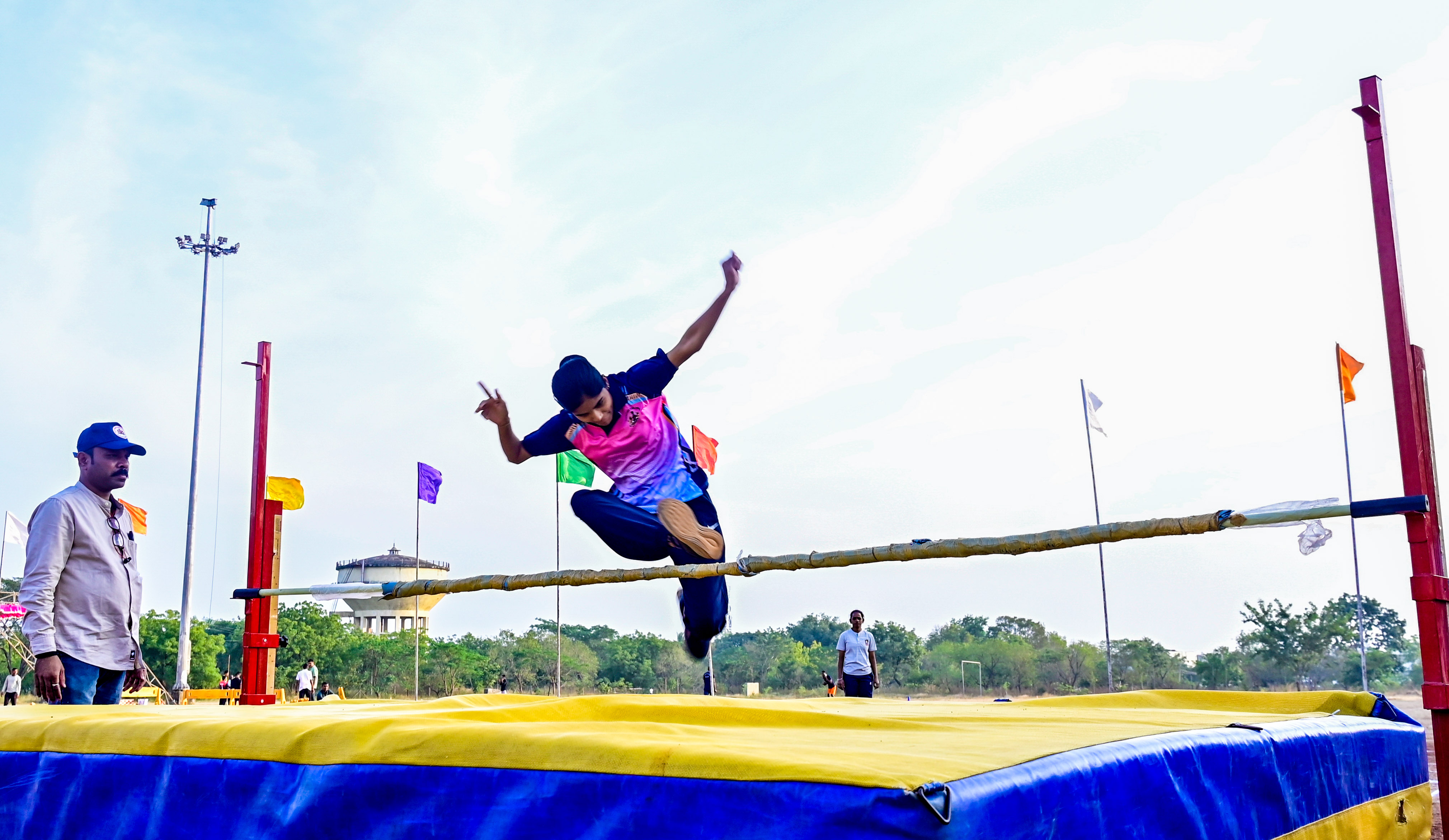 ಕ್ರೀಡಾಕೂಟದಲ್ಲಿ ಮಹಿಳಾ ಪೊಲೀಸರೊಬ್ಬರು ಹೈಜಂಪ್‌ ಸ್ಪರ್ಧೆಯಲ್ಲಿ ನಗೆದ ಕ್ಷಣ... 