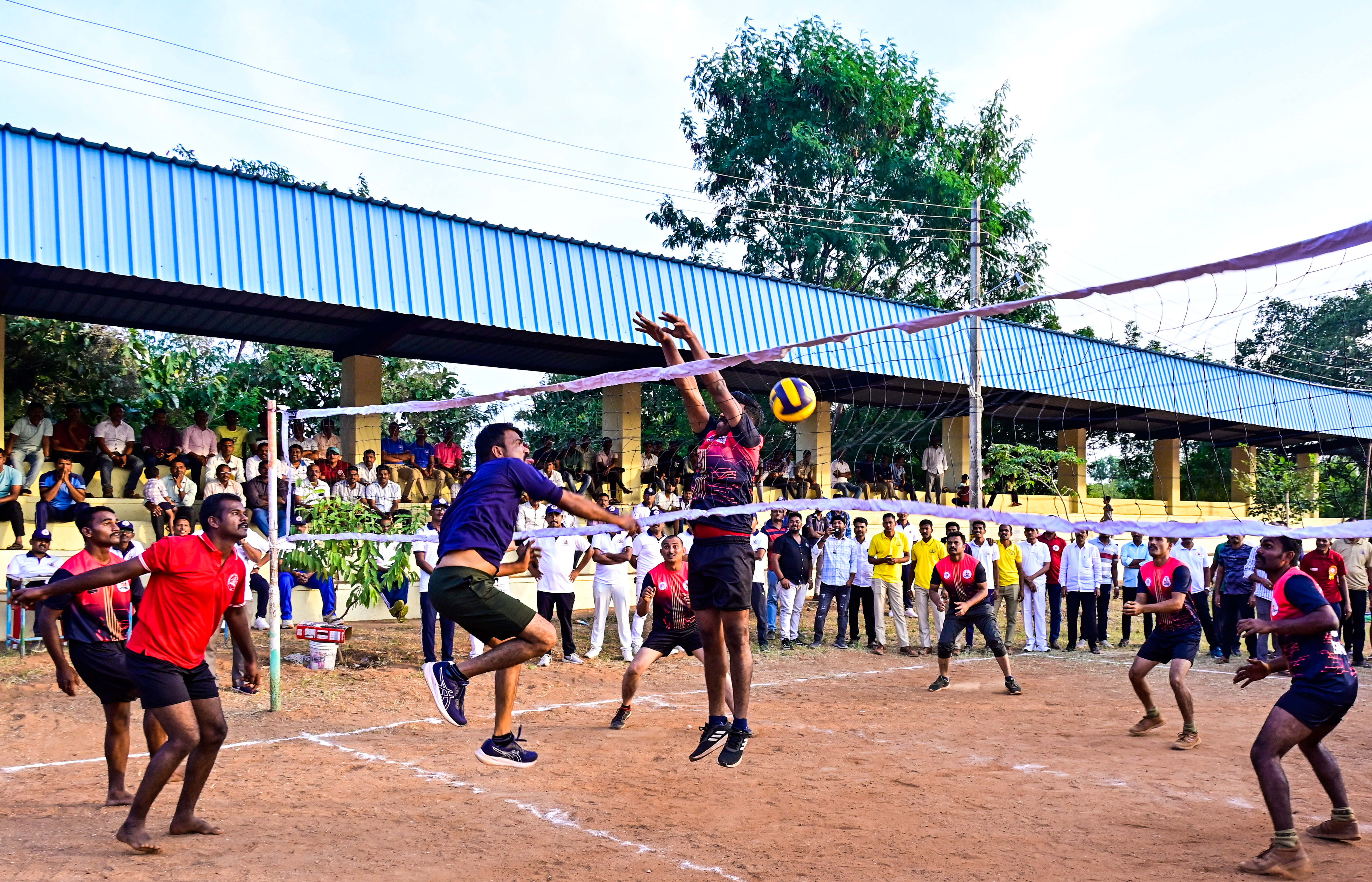 ಕ್ರೀಡಾಕೂಟದಲ್ಲಿ ವಾಲಿಬಾಲ್‌ ಸ್ಪರ್ಧೆಯ ನೋಟ...  