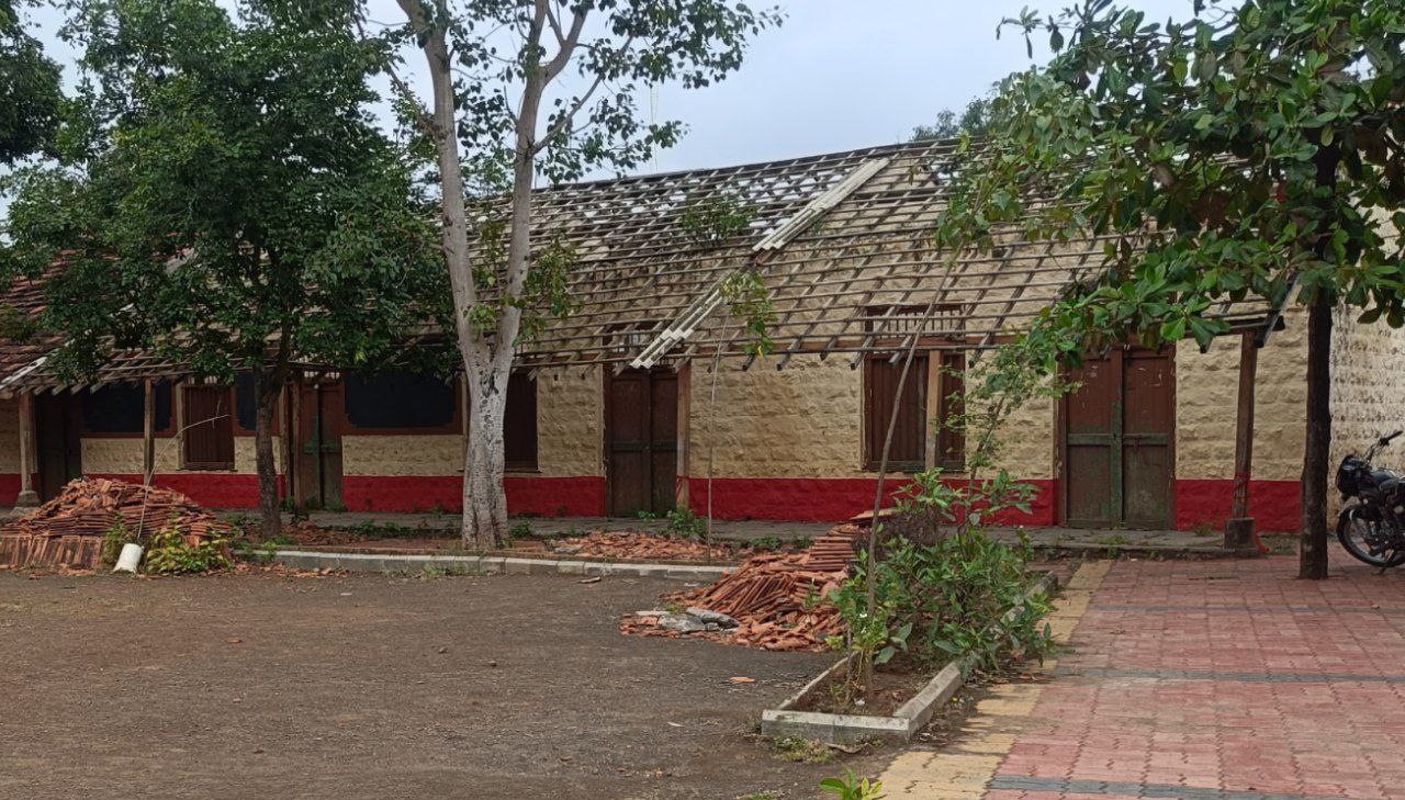 ಬೇಡಕಿಹಾಳ ಗ್ರಾಮದ ಸರ್ಕಾರಿ ಕನ್ನಡ ಮಾಧ್ಯಮದ ಶಾಲೆಯ ಸ್ಥಿತಿ