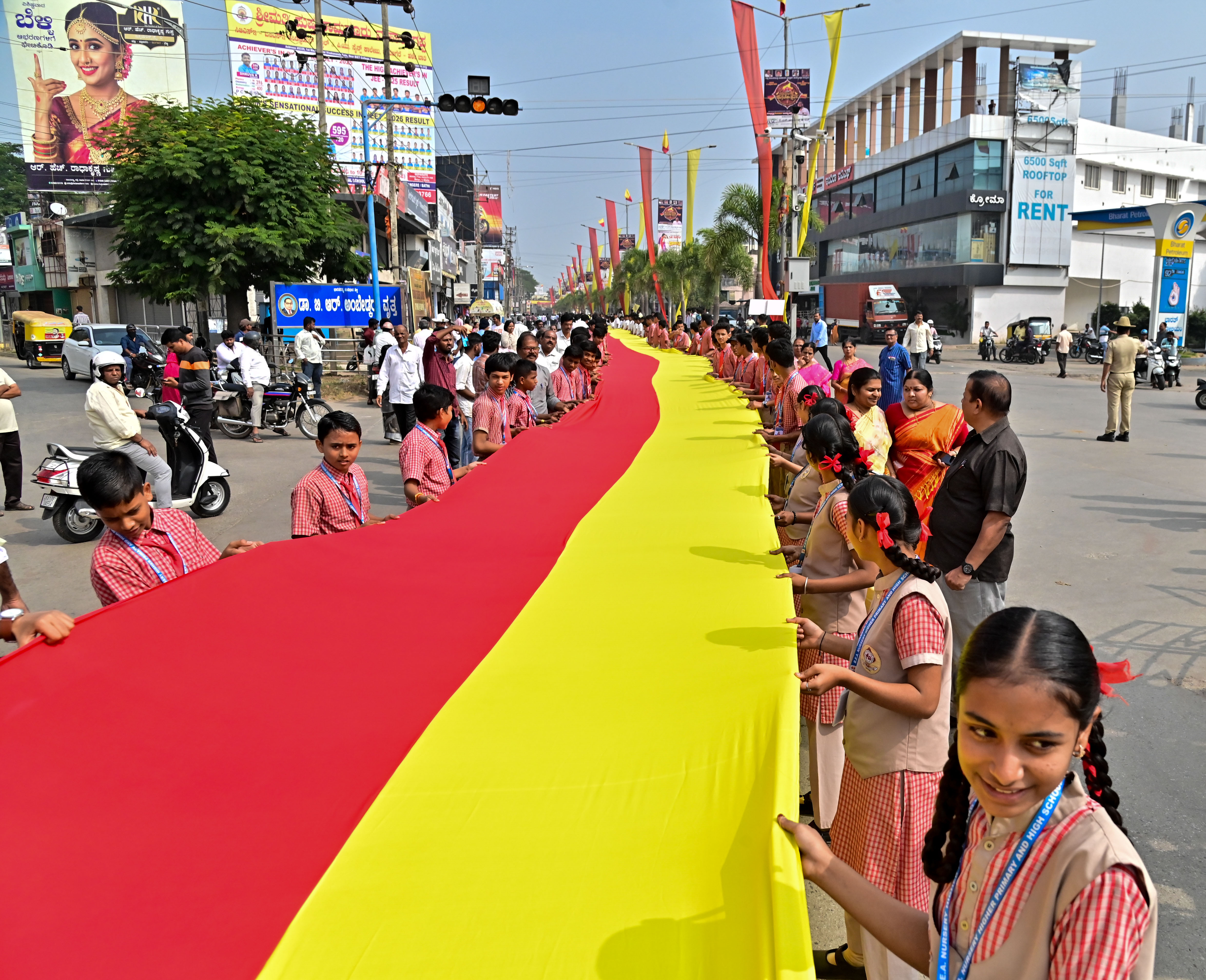 ದಾವಣಗೆರೆಯ ಜಯದೇವ ವೃತ್ತದಲ್ಲಿ 70ನೇ ಕರ್ನಾಟಕ ರಾಜ್ಯೋತ್ಸವದ ಅಂಗವಾಗಿ 7 ಕಿ.ಮೀ ಉದ್ದದ ಕನ್ನಡ ಧ್ವಜವನ್ನು ಹಿಡಿದು ಶಾಲಾ ವಿದ್ಯಾರ್ಥಿಗಳು ಸಾಗಿದರು –ಪ್ರಜಾವಾಣಿ ಚಿತ್ರ