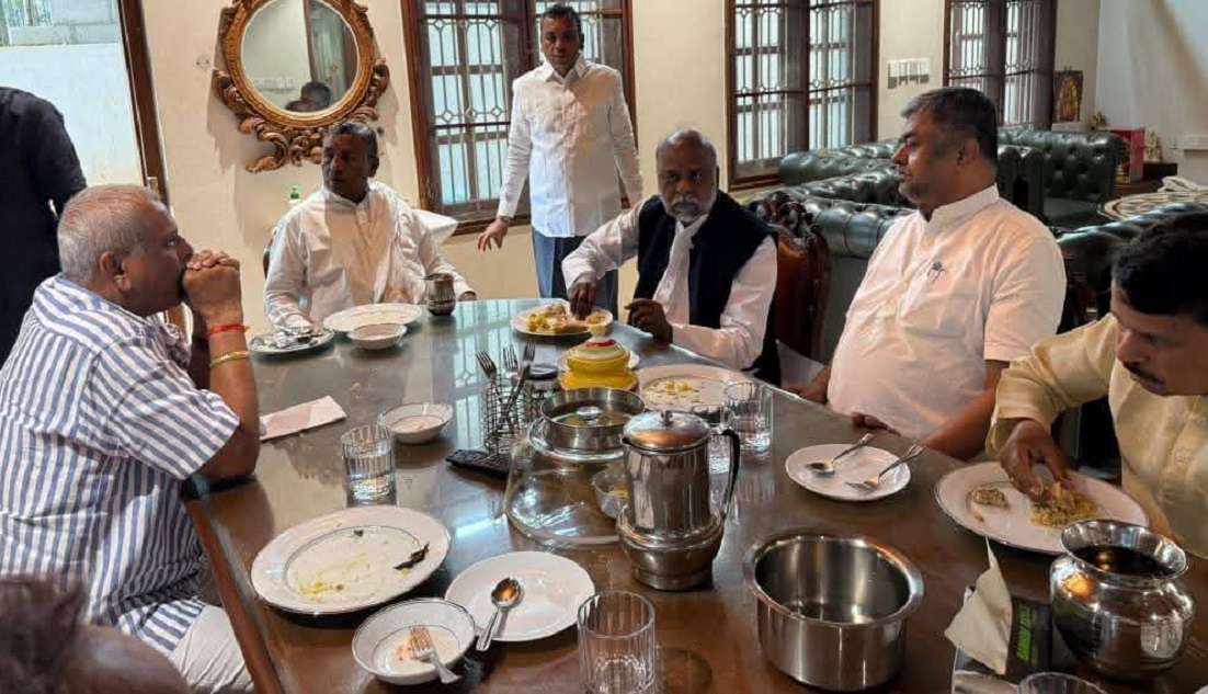 ಕೋಲಾರದವರೇ ಆದ ಸಚಿವ ಕೆ.ಎಚ್‌.ಮುನಿಯಪ್ಪ ಬೆಂಗಳೂರಿನಲ್ಲಿ ಶುಕ್ರವಾರ ಬಿ.ಕೆ.ಹರಿಪ್ರಸಾದ್‌ ಎಚ್‌.ಆಂಜನೇಯ ಸೇರಿದಂತೆ ಕೆಲವರ ಜೊತೆ ಉಪಾಹಾರ ಸಭೆ ನಡೆಸಿದ ಸಂದರ್ಭ