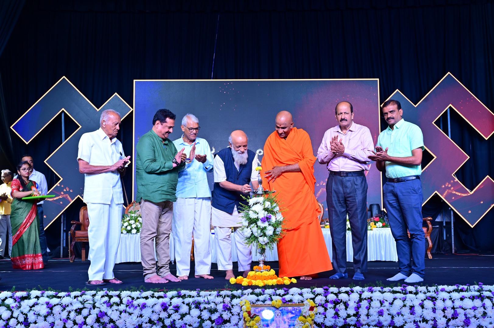 ಕೊಳ್ಳೇಗಾಲ ನಗರದ ಮಾನಸ ಶಿಕ್ಷಣ ಸಂಸ್ಥೆಯಲ್ಲಿ ಮೂರು ದಿನಗಳ ಕಾಲ ನಡೆಯುವ ಮಾನಸೋತ್ಸವ ಉದ್ಘಾಟನಾ ಸಮಾರಂಭ ಕಾರ್ಯಕ್ರಮಕ್ಕೆ ಬೆಂಗಳೂರು ಕೆಂಗೇರಿ ವಿಶ್ವ ಒಕ್ಕಲಿಗ ಮಹಾಸಂಸ್ಥಾನ ಮಠದ ಡಾ. ಶ್ರೀ ಶ್ರೀ ನಿಶ್ಚಲಾನಂದ ನಾಥ ಸ್ವಾಮೀಜಿ ಚಾಲನೆ ನೀಡಿದರು.