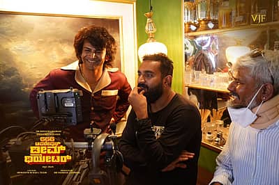 ಸಿನಿಮಾದಲ್ಲಿ ಶಿವಣ್ಣ ಹಾಗೂ ಡಾಲಿ ಧನಂಜಯ್ ರೆಟ್ರೋ ಲುಕ್‌ನಲ್ಲಿ ಕಾಣಿಸಿಕೊಳ್ಳುತ್ತಿದ್ದಾರೆ. ಈಗ ನಿರ್ದೇಶಕ ಚಿತ್ರೀಕರಣ ಹಿಂದಿನ ಚಿತ್ರಗಳನ್ನು ಸಾಮಾಜಿಕ ಮಾಧ್ಯಮದಲ್ಲಿ ಹಂಚಿಕೊಂಡಿದ್ದಾರೆ.