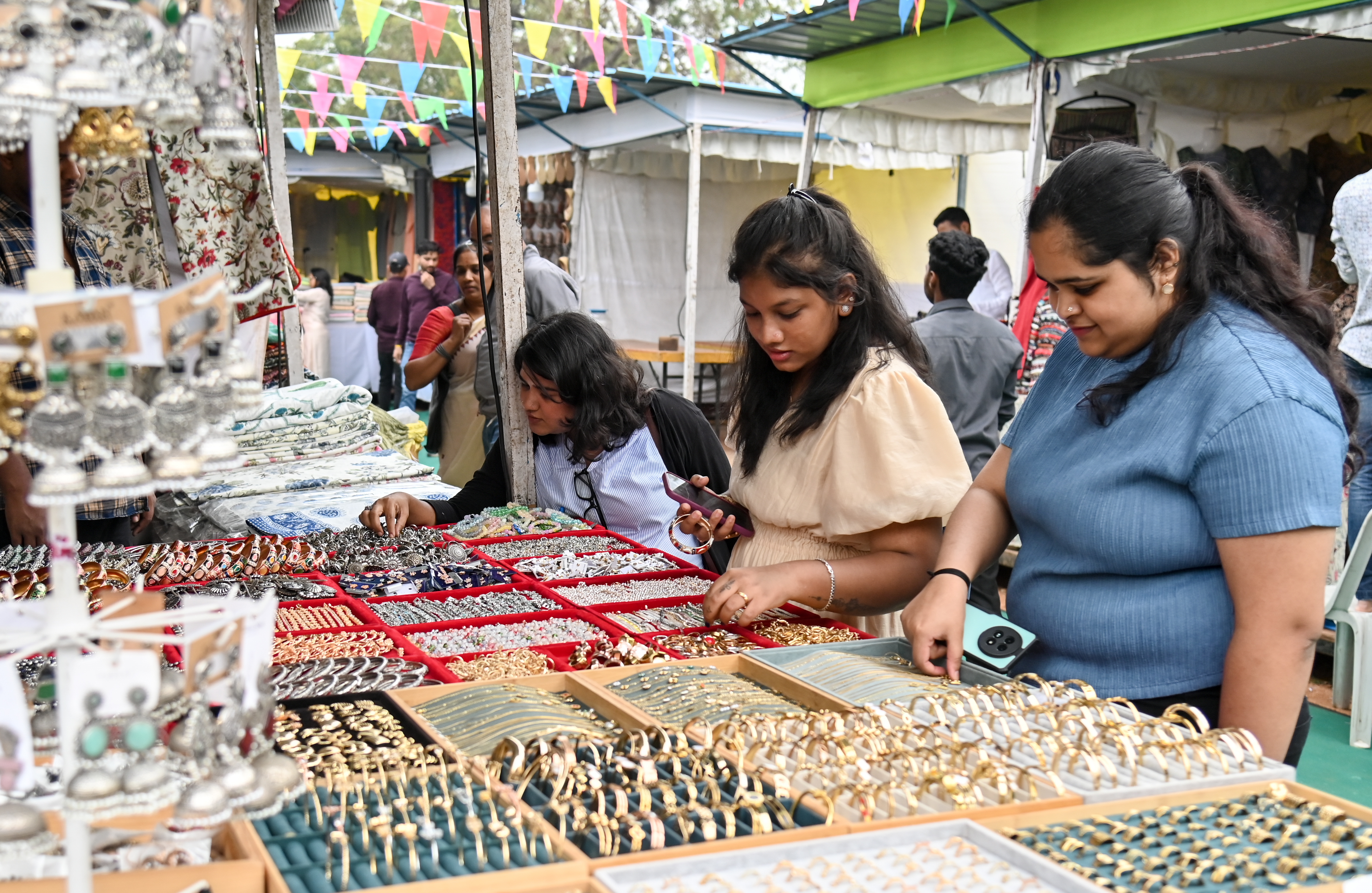 ಒಡವೆಗಳನ್ನು ನೋಡುತ್ತಿರುವ ಯುವತಿಯರು 