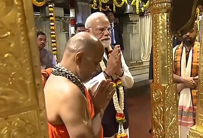 ಉಡುಪಿಗೆ ಬಂದಿರುವ ಪ್ರಧಾನಿ ನರೇಂದ್ರ ಮೋದಿ ಅವರು, ರೋಡ್‌ಶೋ ಬಳಿಕ  ಶ್ರೀಕೃಷ್ಣ ಮಠಕ್ಕೆ  ಭೇಟಿ ನೀಡಿದರು.