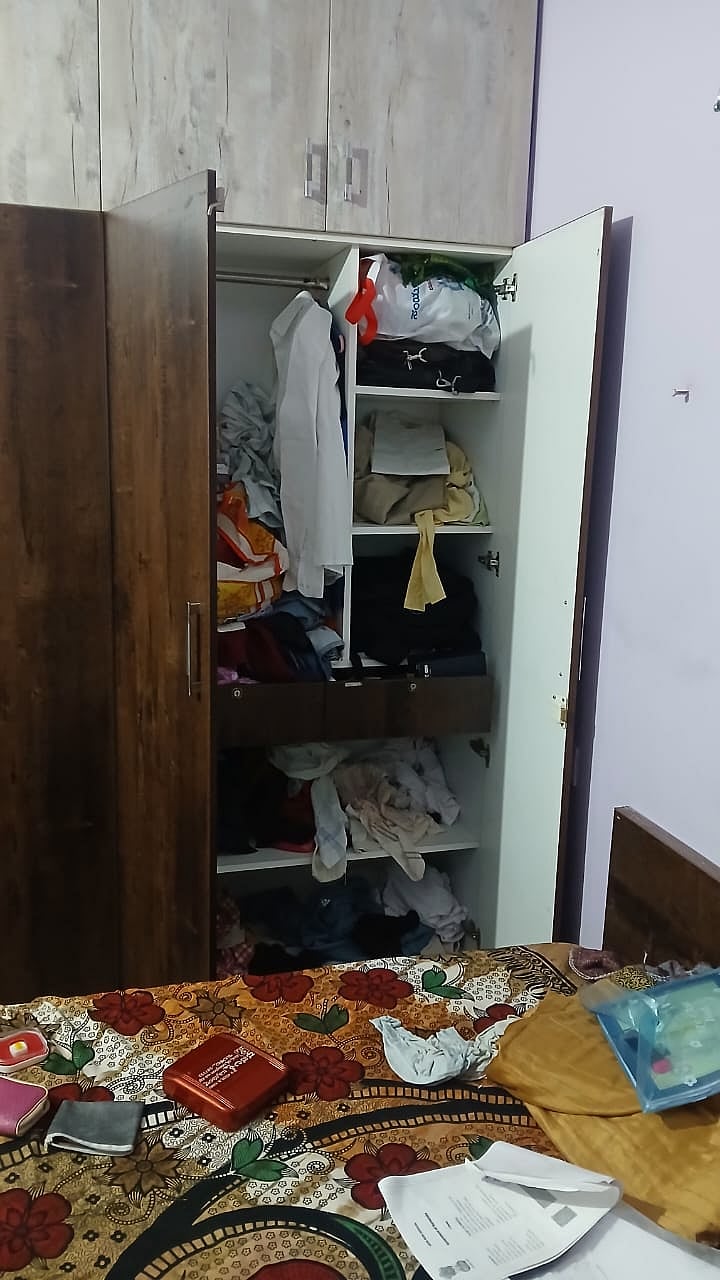 ಮನೆ ಬಾಗಿಲು ಒಡೆದು ಚಿನ್ನಾಭರಣ, ನಗದು ಕಳವು 