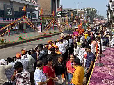 ಕೃಷ್ಣಮಠದ ಕಾರ್ಯಕ್ರಮದಲ್ಲಿ ಪಾಲ್ಗೊಳ್ಳಲು ಉಡುಪಿಗೆ ಆಗಮಿಸುತ್ತಿರುವ ಪ್ರಧಾನಿ ಮೋದಿ ಬರುವಿಕೆಗಾಗಿ ಕಾದು ನಿಂತ ಜನರು.