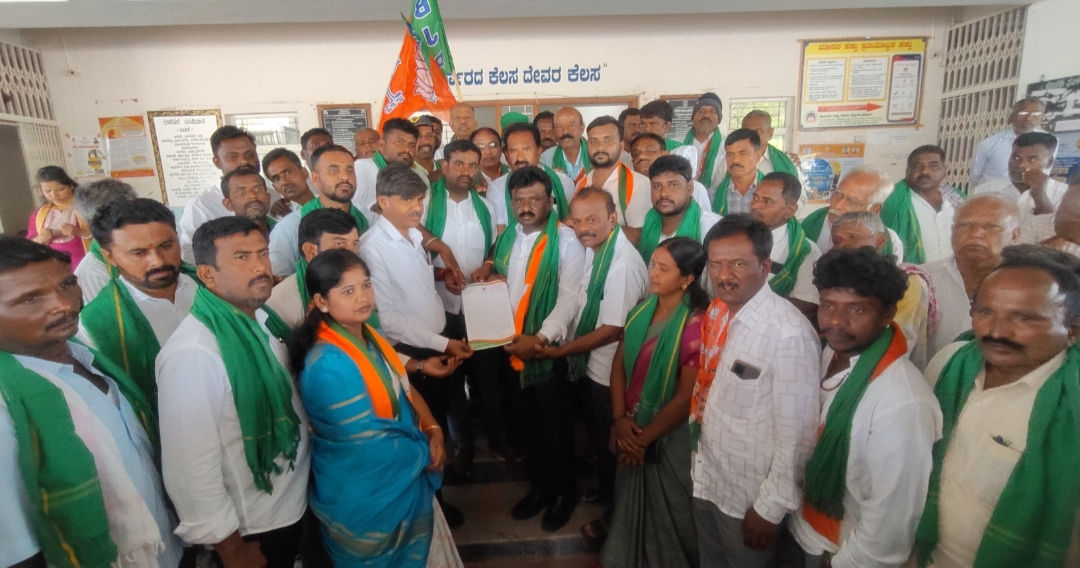 ಶಿರಾದಲ್ಲಿ ಶುಕ್ರವಾರ ರಾಜ್ಯ ಸರ್ಕಾರದ ರೈತ ವಿರೋಧಿ ಧೋರಣೆಯನ್ನು ಖಂಡಿಸಿ ಬಿಜೆಪಿ ಕಾರ್ಯಕರ್ತರು ಪ್ರತಿಭಟನೆ ನಡೆಸಿ ತಹಶೀಲ್ದಾರ್ ಅವರಿಗೆ ಮನವಿ ಪತ್ರ ಸಲ್ಲಿಸಿದರು. ವಿಧಾನ ಪರಿಷತ್ ಸದಸ್ಯ ಚಿದಾನಂದ ಎಂ.ಗೌಡ ನಾರು ಅಭಿವೃದ್ಧಿ ನಿಗಮದ ಮಾಜಿ ಅಧ್ಯಕ್ಷ ಬಿ.ಕೆ.ಮಂಜುನಾಥ್ ಇದ್ದರು.