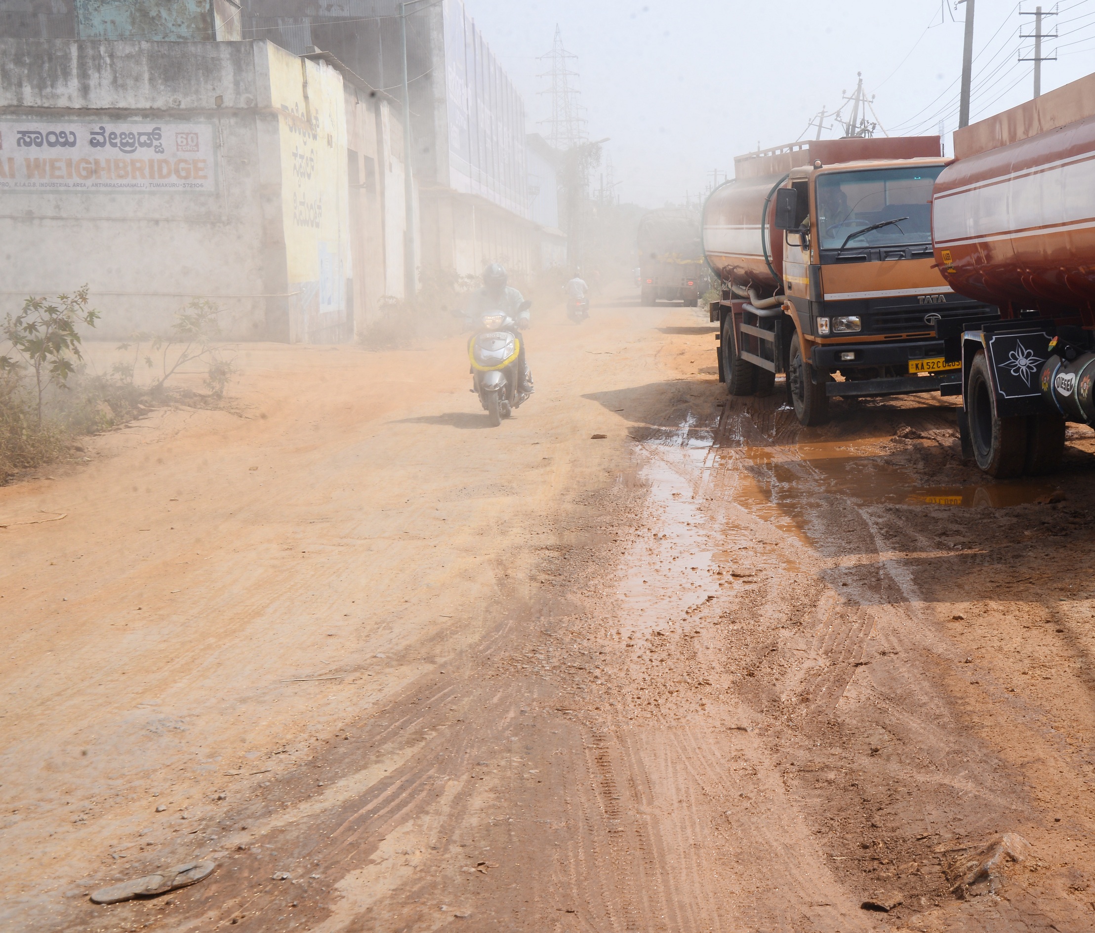 ದೂಳಿನಲ್ಲಿ ಸಾಗಿದ ವಾಹನ