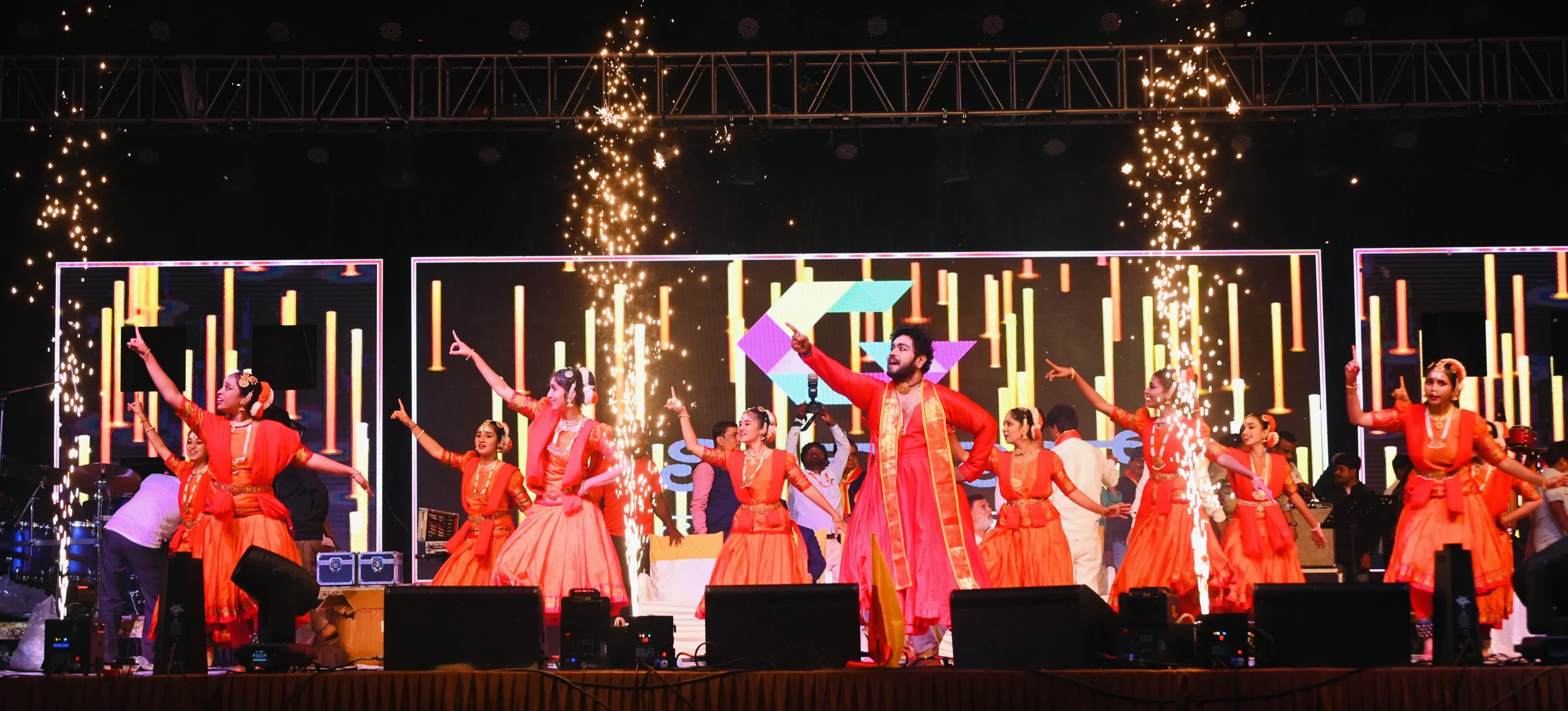 ಕಲಾವಿದ ಪೂರ್ಣಚಂದ್ರ ಮೈನಾಳೆ ಹಾಗೂ ತಂಡದವರು ಸಾಂಸ್ಕೃತಿಕ ಕಾರ್ಯಕ್ರಮ ಪ್ರಸ್ತುತಪಡಿಸಿದರು