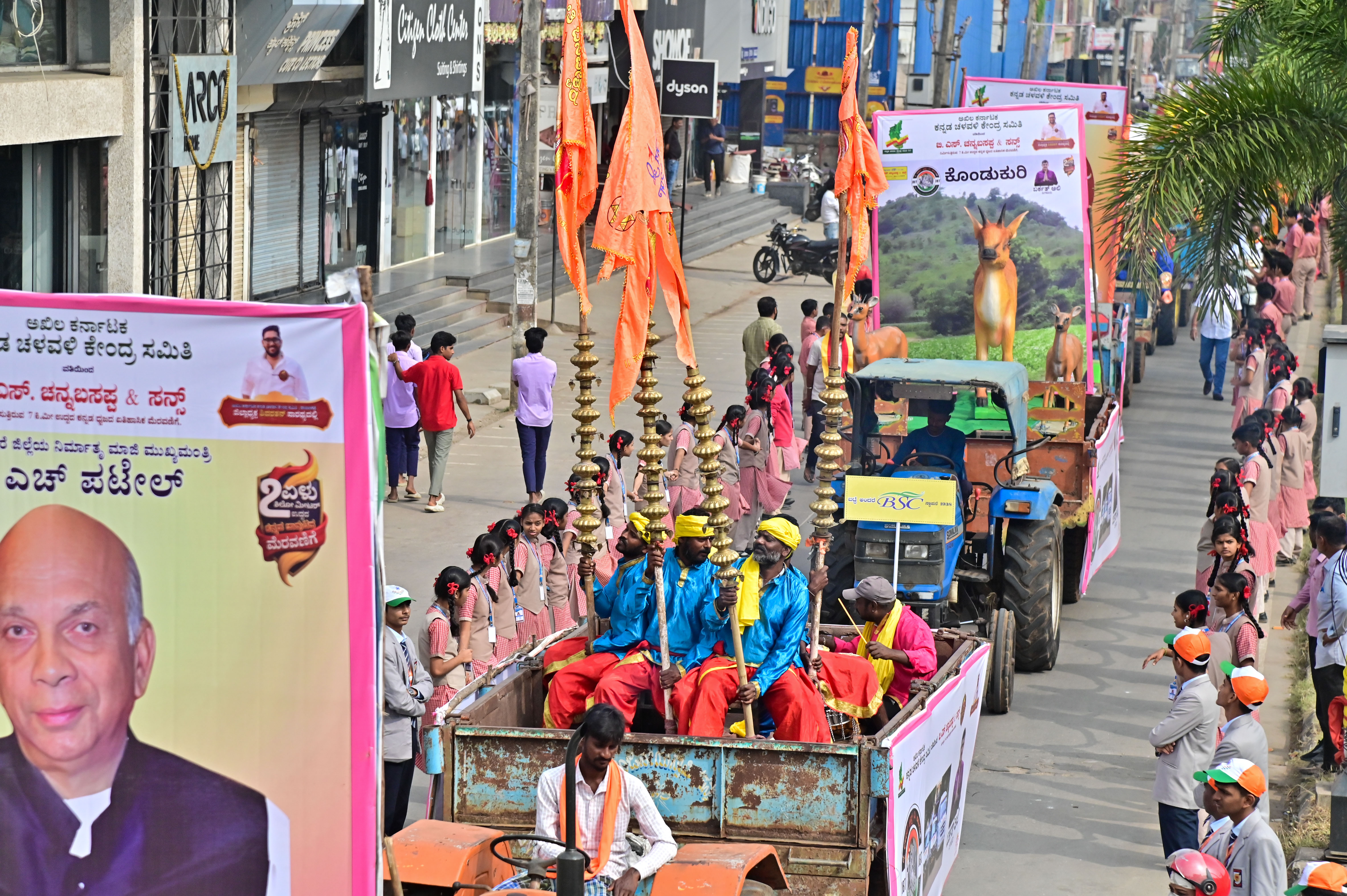 ದಾವಣಗೆರೆಯ ಜಯದೇವ ವೃತ್ತದಲ್ಲಿ 70ನೇ ಕರ್ನಾಟಕ ರಾಜ್ಯೋತ್ಸವದ ಅಂಗವಾಗಿ 7 ಕಿ.ಮೀ ಉದ್ದದ ಕನ್ನಡ ಧ್ವಜದ ಮೆರವಣಿಗೆಯಲ್ಲಿ ಜಾನಪದ ಕಲಾತಂಡ ಸ್ತಬ್ಧಚಿತ್ರಗಳು ಗಮನ ಸೆಳೆದವು –ಪ್ರಜಾವಾಣಿ ಚಿತ್ರ