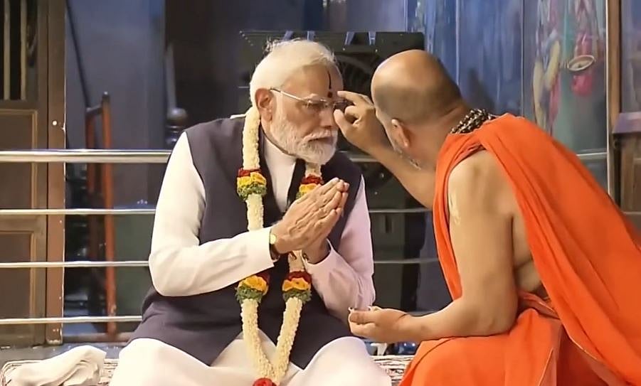 ಉಡುಪಿ ಕೃಷ್ಣಮಠಕ್ಕೆ ಪ್ರಧಾನಿ ನರೇಂದ್ರ ಮೋದಿ ಭೇಟಿ: ಕನಕದಾಸರಿಗೆ ಪುಷ್ಪಾರ್ಚನೆ