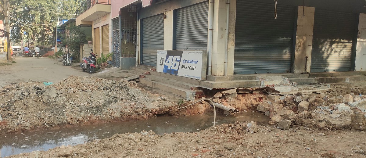 ದೊಡ್ಡಬಳ್ಳಾಪುರ| ಚರಂಡಿ ಕಾಮಗಾರಿ ವಿಳಂಬ: ದುರ್ನಾತ, ಸೊಳ್ಳೆ ಕಾಟ