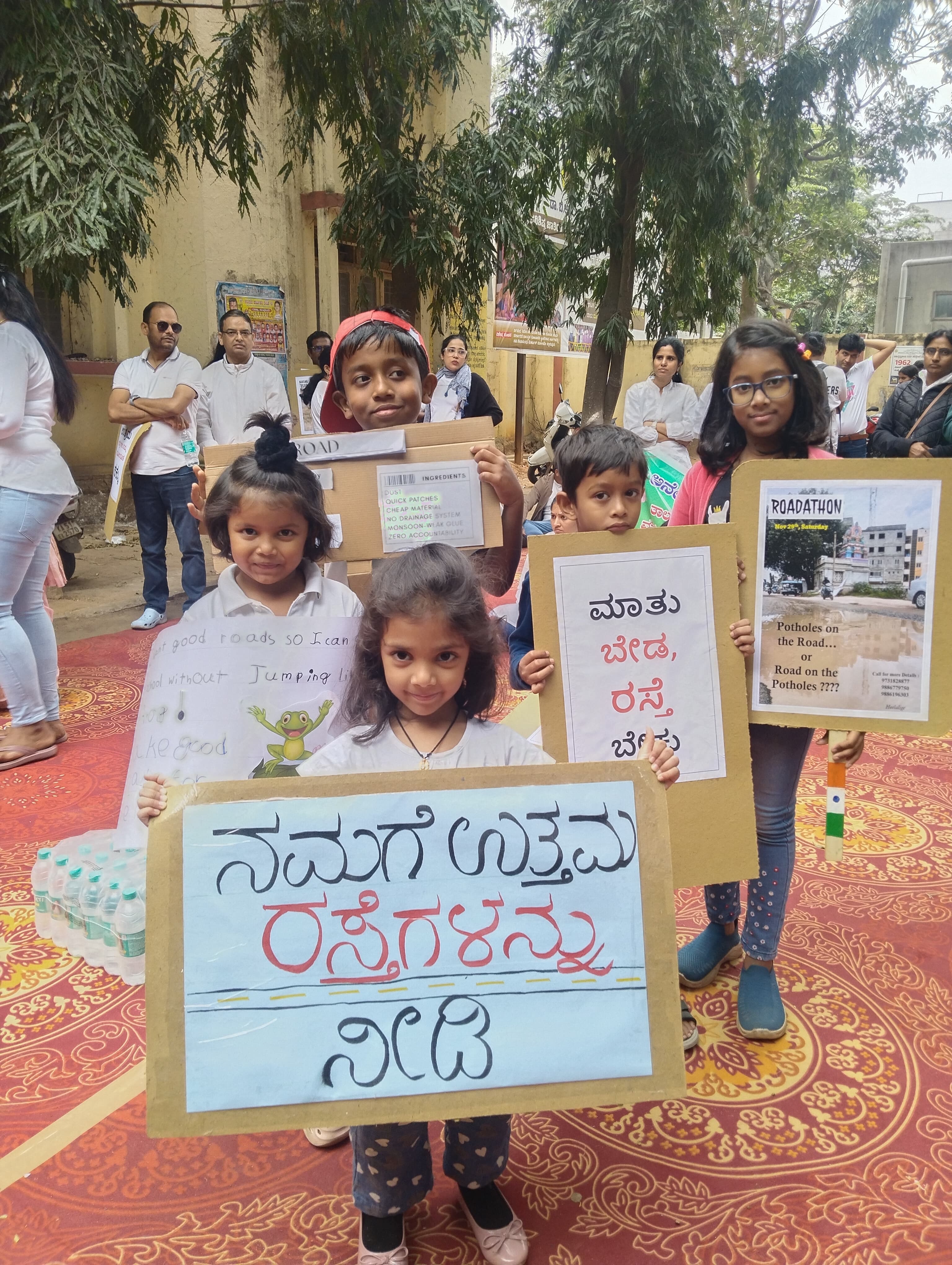 ರಸ್ತೆ ಅಭಿವೃದ್ಧಿಗೆ ಒತ್ತಾಯಿಸಿ ಆಯೋಜಿಸಿದ್ದ ಪ್ರತಿಭಟನೆಯಲ್ಲಿ ಚಿಣ್ಣರ ಹಕ್ಕೊತ್ತಾಯ