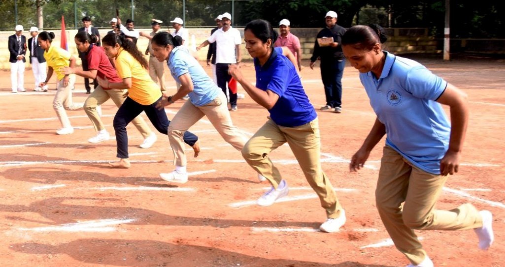 ಬಾಗಲಕೋಟೆಯಲ್ಲಿ ಶನಿವಾರ ನಡೆದ ಕ್ರೀಡಾಕೂಟದಲ್ಲಿ ಓಟದಲ್ಲಿ ಪಾಲ್ಗೊಂಡಿದ್ದ ಮಹಿಳಾ ಕ್ರೀಡಾಪಟುಗಳು