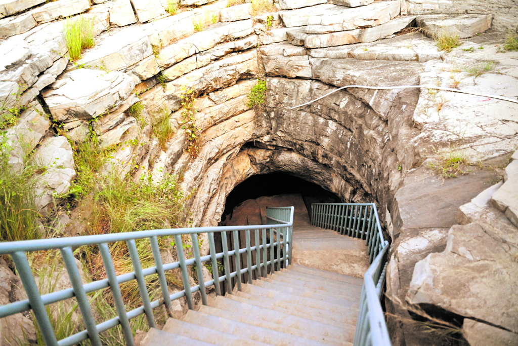 ಗುಹೆಯೊಳಗೆ ಹೀಗೆ ಹೋಗಬೇಕು...