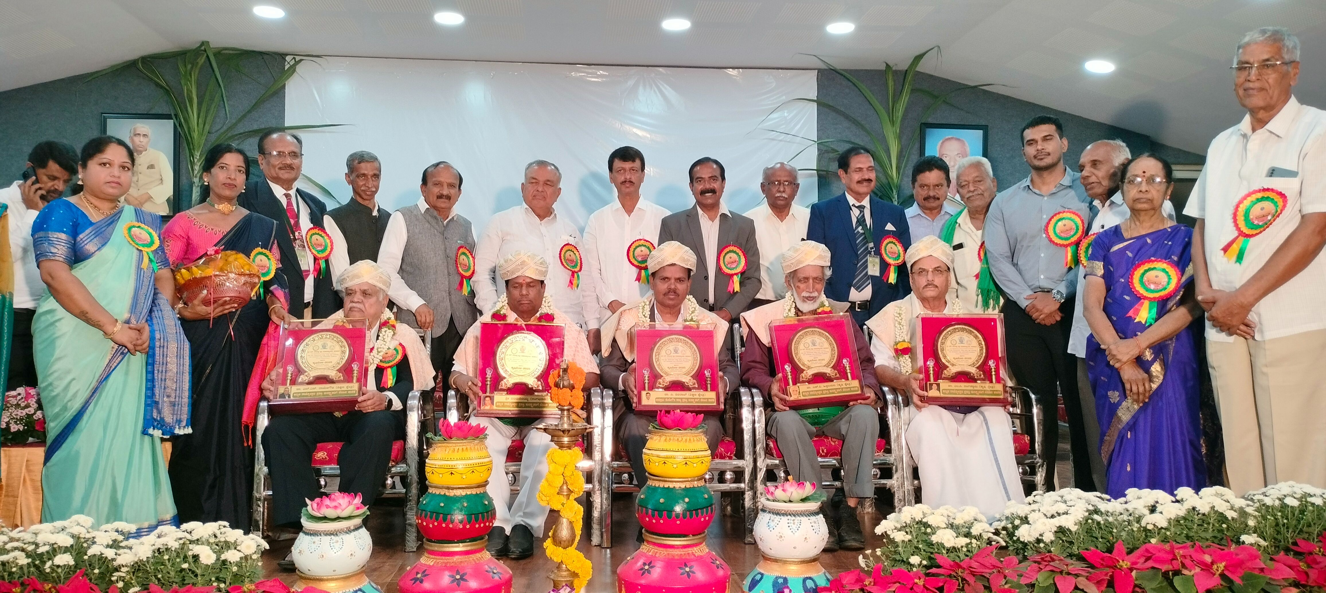 ಕರ್ನಾಟಕ ರಾಜ್ಯೋತ್ಸವ ಮತ್ತು ಕೆಂಪೇಗೌಡ ಪ್ರಶಸ್ತಿ ಪುರಸ್ಕೃತರನ್ನು ಕಾರ್ಯಕ್ರಮದಲ್ಲಿ ಸನ್ಮಾನಿಸಲಾಯಿತು