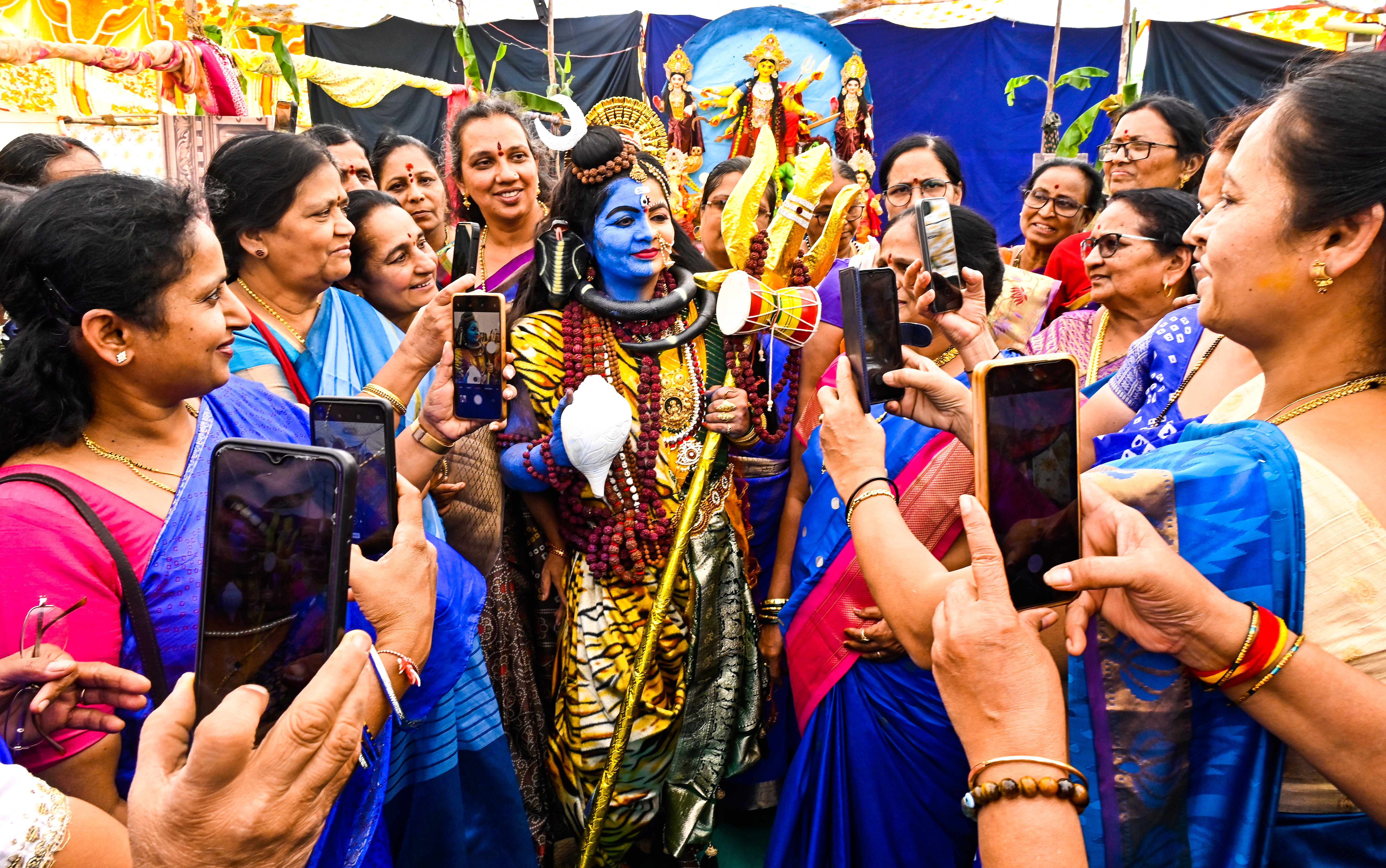 ಮಹಾಯಾಗದ ಕಾರ್ಯಕ್ರಮದಲ್ಲಿ ಮಹಿಳೆಯೊಬ್ಬರು ಅರ್ಧನಾರೀಶ್ವರ ವೇಷ ಧರಿಸಿ ಗಮನ ಸಳೆದರು   ಪ್ರಜಾವಾಣಿ ಚಿತ್ರ: ತಾಜುದ್ದೀನ್‌ ಆಜಾದ್