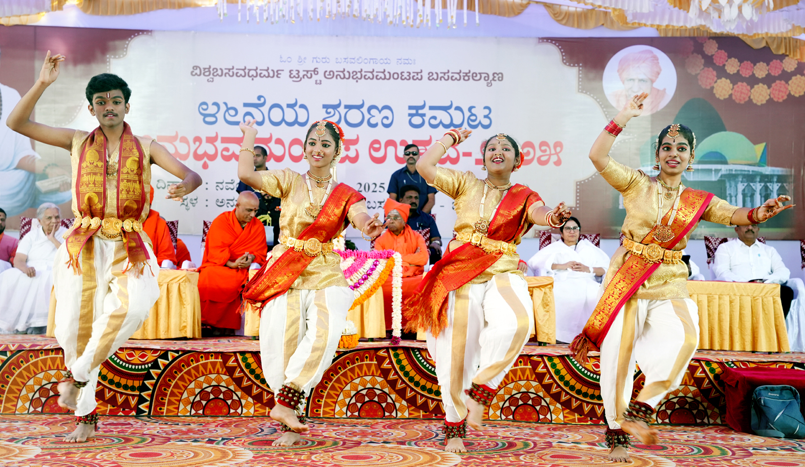 ಅನುಭವ ಮಂಟಪ ಉತ್ಸವದಲ್ಲಿ ಯುವತಿಯರು ನೃತ್ಯ ಪ್ರದರ್ಶಿಸಿದರು