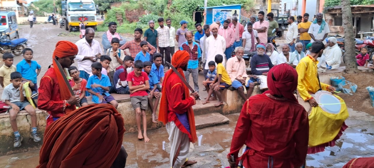 ಕುಂದಗೋಳ ತಾಲ್ಲೂಕಿನ ಸಂಕ್ಲಿಪುರದಲ್ಲಿ ಆದರ್ಶ ಕಲಾತಂಡದ ಕಲಾವಿದರು ಜಾಗೃತಿ ಮೂಡಿಸಿದರು