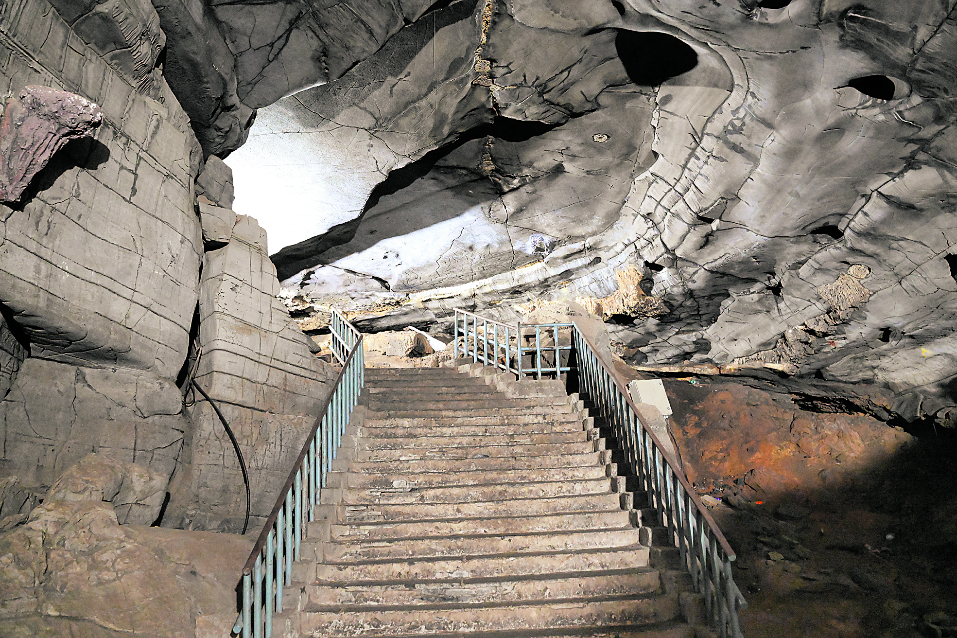 ಗುಹೆಯೊಳಗೆ ಇಳಿಯಲು ಮೆಟ್ಟಿಲಿನ ವ್ಯವಸ್ಥೆ