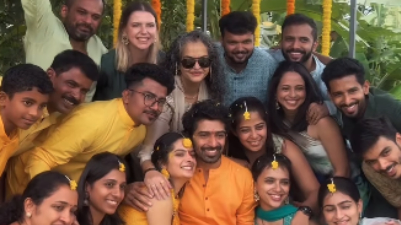 ಇದೀಗ ನಿರ್ದೇಶಕ ಕಿರಣ್ ರಾಜ್ ಹಾಗೂ ಅನಯಾ ವಸುಧಾ ಜೋಡಿ ಅರಶಿಣ ಶಾಸ್ತ್ರದಲ್ಲಿ ಮಿಂದೆದ್ದಾರೆ. ಅರಶಿಣ ಶಾಸ್ತ್ರದ ವಿಡಿಯೊವನ್ನು ಕಿರಣ್ ರಾಜ್ ಸಾಮಾಜಿಕ ಮಾಧ್ಯಮದಲ್ಲಿ ಹಂಚಿಕೊಂಡಿದ್ದಾರೆ. 