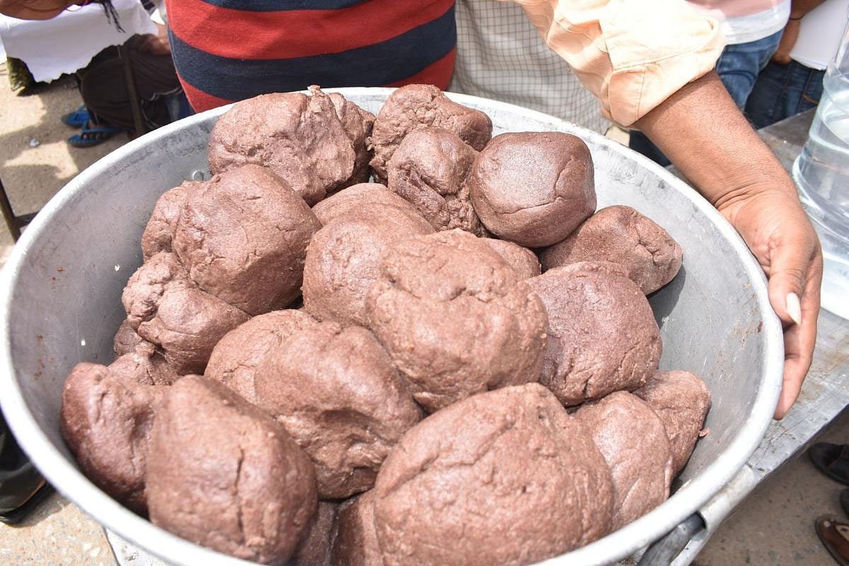 ಚಿತ್ರದುರ್ಗ | ಜೋಳದ ರೊಟ್ಟಿ, ರಾಗಿ ಮುದ್ದೆ ಎರಡೂ ಉಂಟು...