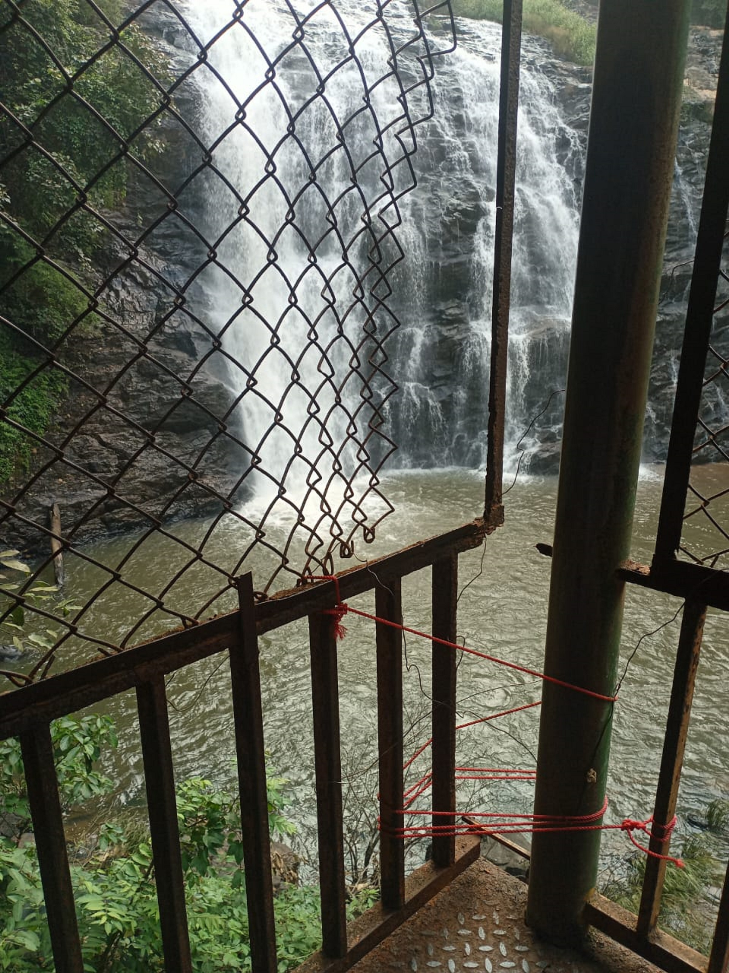 ಅಬ್ಬಿಫಾಲ್ಸ್‌ನ ವಾಚ್‌ಟವರ್‌ನಲ್ಲಿ ಅಪಾಯಕ್ಕೆ ಆಹ್ವಾನ ನೀಡುತ್ತಿರುವ ತಡೆಕಂಬಿ 