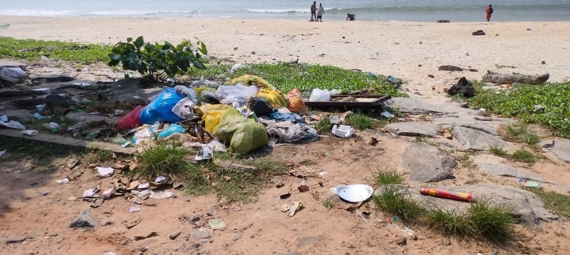 ಮಲ್ಪೆ ಬೀಚ್‌ ಸಮೀಪ ಕಸ ಸುರಿದಿರುವುದು