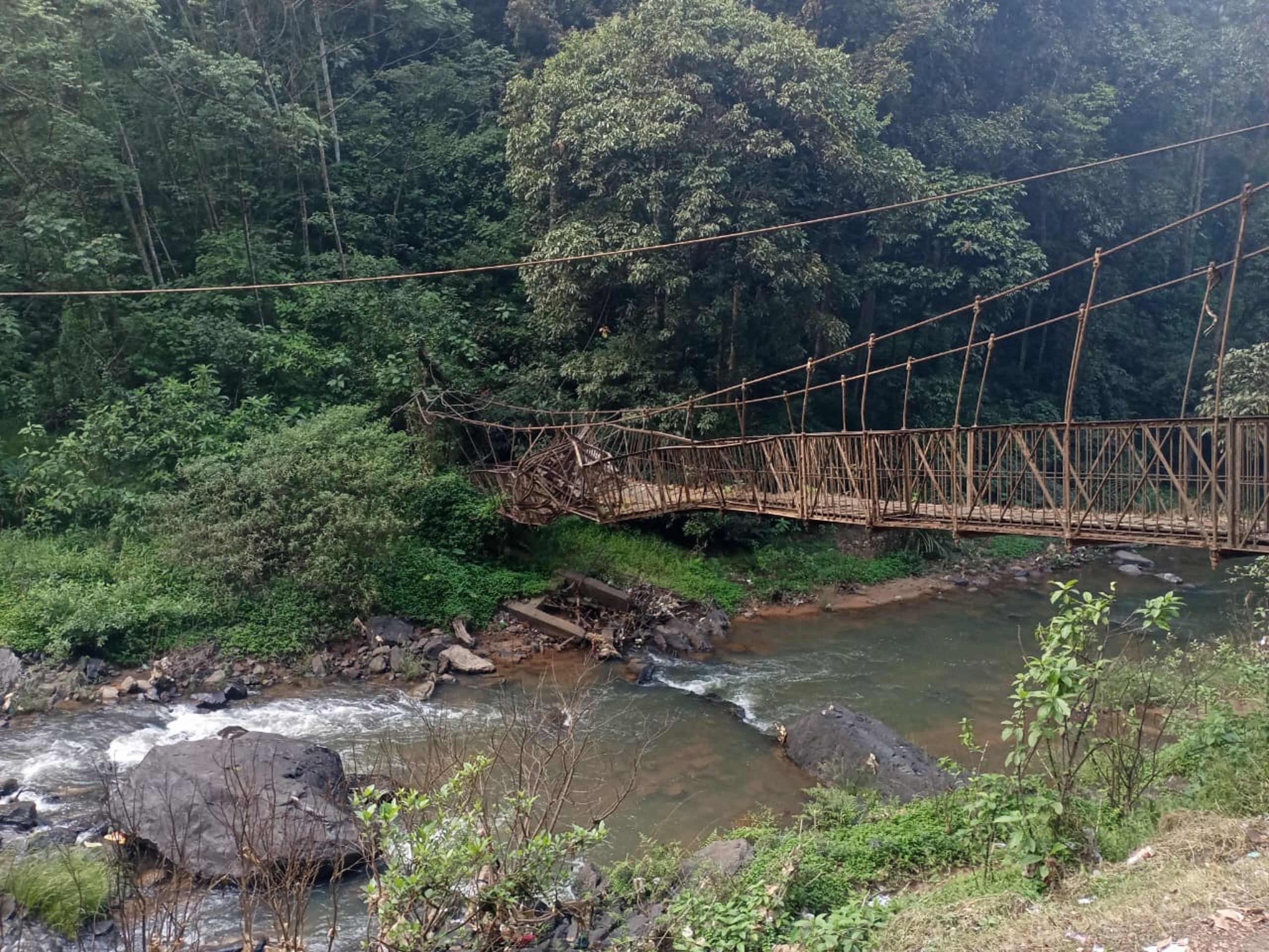 ಅಬ್ಬಿಫಾಲ್ಸ್‌ನಲ್ಲಿರುವ ಮುರಿದ ತೂಗುಸೇತುವೆ ಪ್ರವಾಸಿಗರಿಗೆ ಜಲಪಾತದ ಅಭಿವೃದ್ಧಿಯ ಸ್ಥಿತಿ ಹೇಳುವಂತಿದೆ