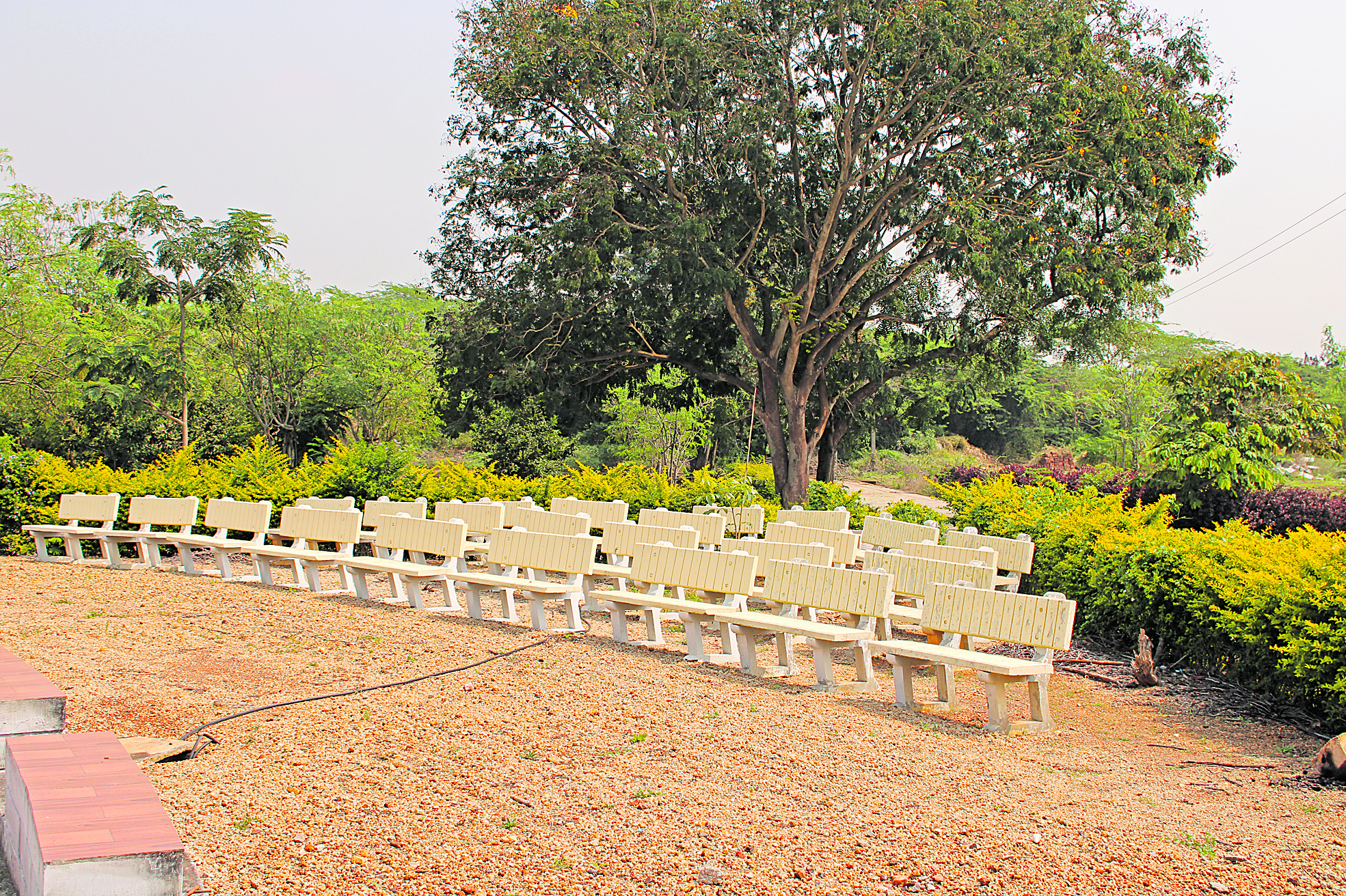 ಅಂತ್ಯ ಸಂಸ್ಕಾರಕ್ಕೆ ಬಂದವರಿಗೆ ಕುಳಿತುಕೊಳ್ಳಲು ಬೆಂಚಿನ ವ್ಯವಸ್ಥೆ