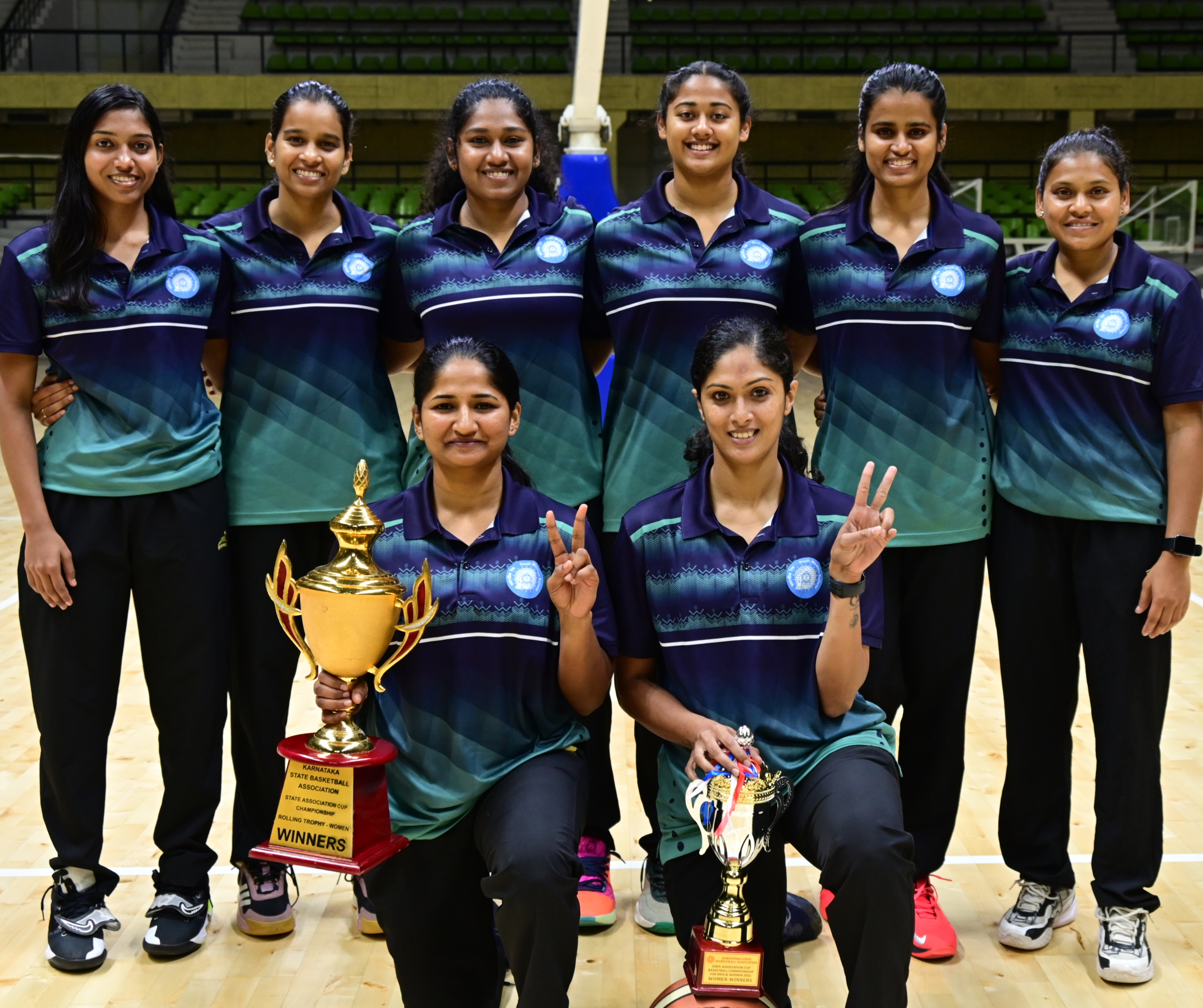 ರಾಜ್ಯ ಅಸೋಸಿಯೇಷನ್‌ ಕಪ್‌ ಬ್ಯಾಸ್ಕೆಟ್‌ಬಾಲ್ ಚಾಂಪಿಯನ್‌ಷಿಪ್‌ನಲ್ಲಿ ಪ್ರಶಸ್ತಿ ಗೆದ್ದ ನೈರುತ್ಯ ರೈಲ್ವೆ ಮಹಿಳೆಯರ ತಂಡ. (ನಿಂತವರು) ಎಡದಿಂದ; ಸತ್ಯಾ ಅನುಷಾ ಸೂರ್ಯಾ (ನಾಯಕ) ರುತ್ ಸೋಬಾನಾ ಬಾಲಾ (ಕುಳಿತವರು) ಭಾಂದವ್ಯಾ ಮತ್ತು ಶೃತಿ