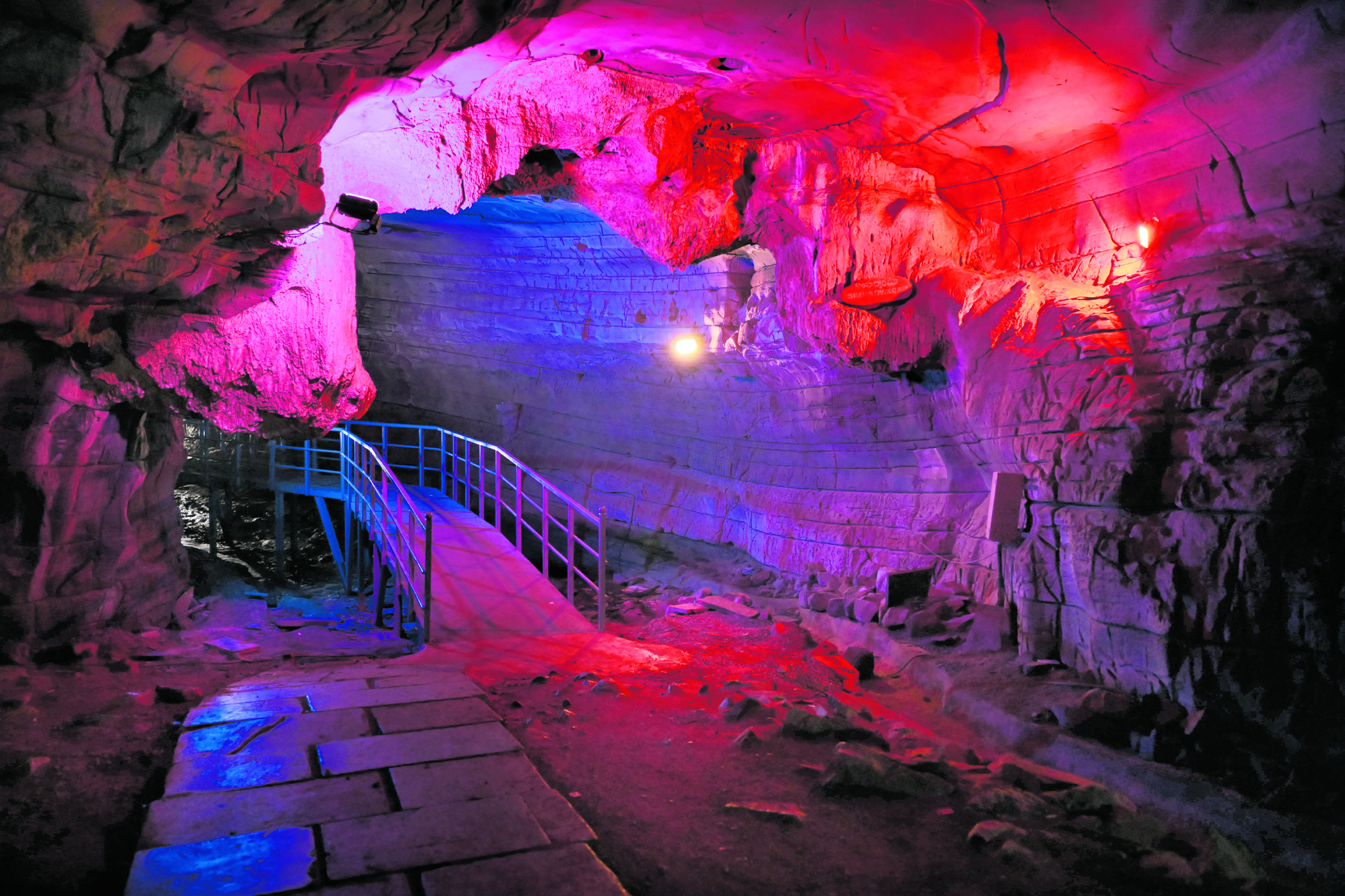 ಬಣ್ಣದ ದೀಪಗಳ ಬೆಳಕಿನಲ್ಲಿ ತೆರೆದುಕೊಳ್ಳುವ ಮಾಯಾಲೋಕ