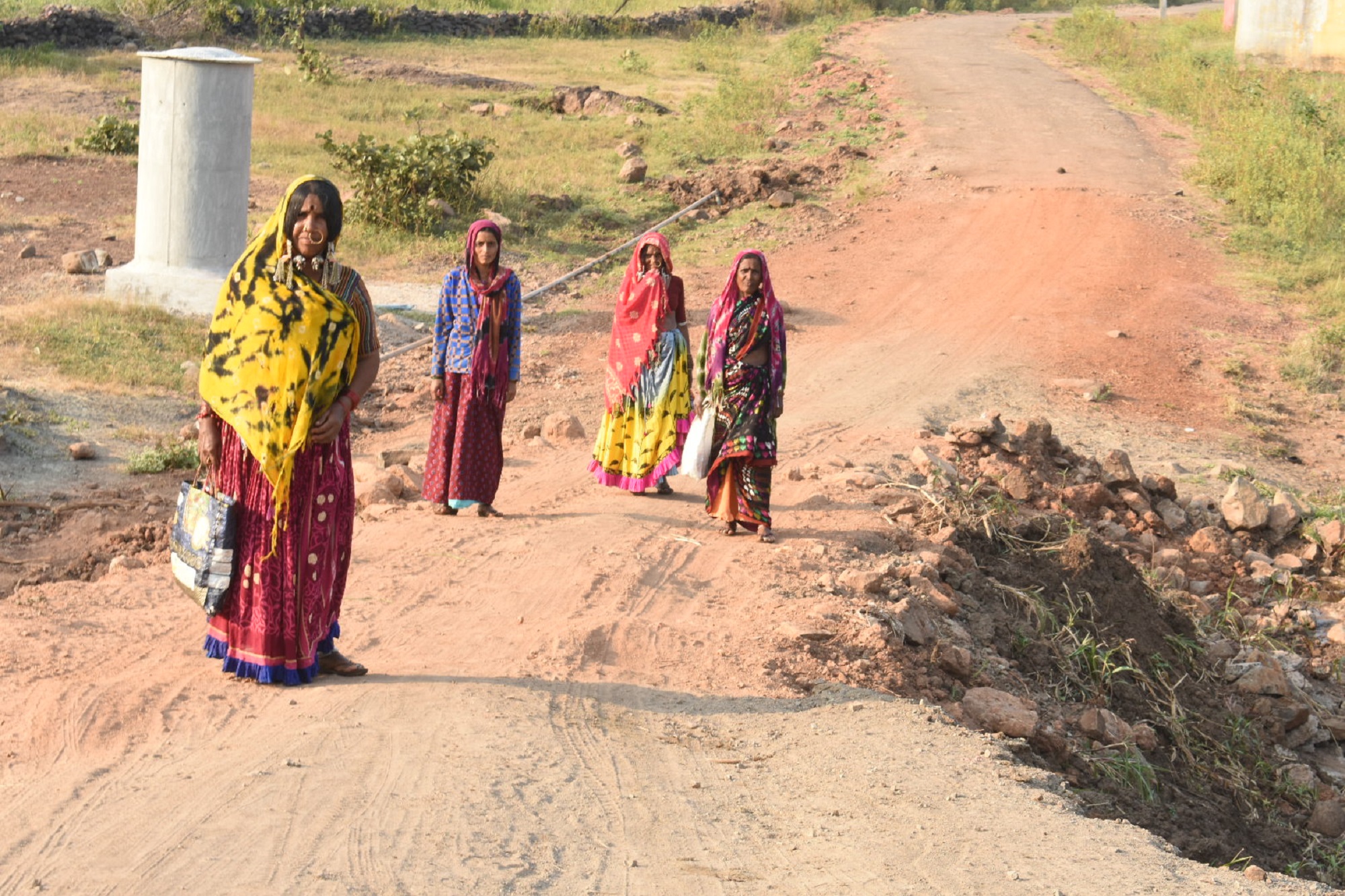 ರಸ್ತೆ ಸಾರಿಗೆ ಸೇರಿದಂತೆ ಮೂಲ ಸೌಕರ್ಯ ವಂಚಿತ ಶೇರಿಭಿಕನಳ್ಳಿಗೆ ಮಹಿಳೆಯರು ಕಾಲ್ನಡಿಗೆಯಲ್ಲಿ ಹೊರಟಿರುವುದು(ಸಂಗ್ರಹ ಚಿತ್ರ)