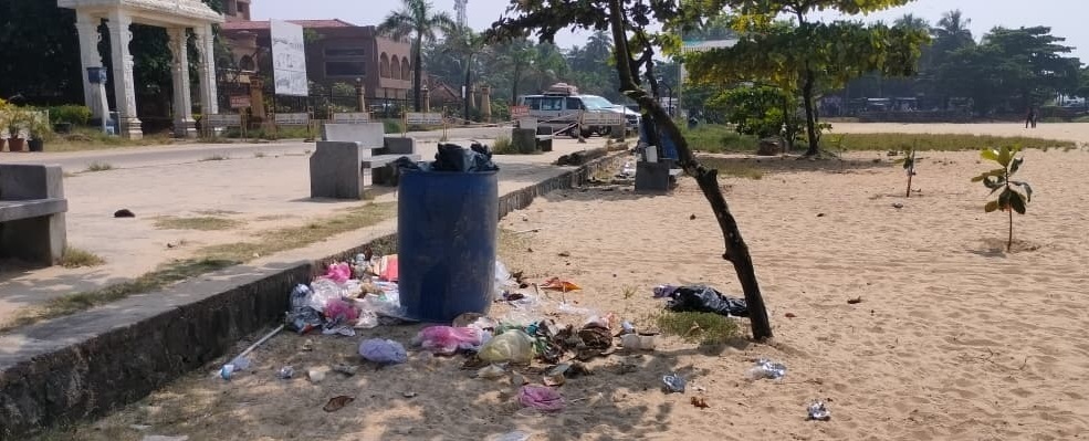 ಮಲ್ಪೆ ಬೀಚ್‌ನಲ್ಲಿ ಕಸದ ಬುಟ್ಟಿ ತುಂಬಿ ತುಳುಕುತ್ತಿರುವುದು