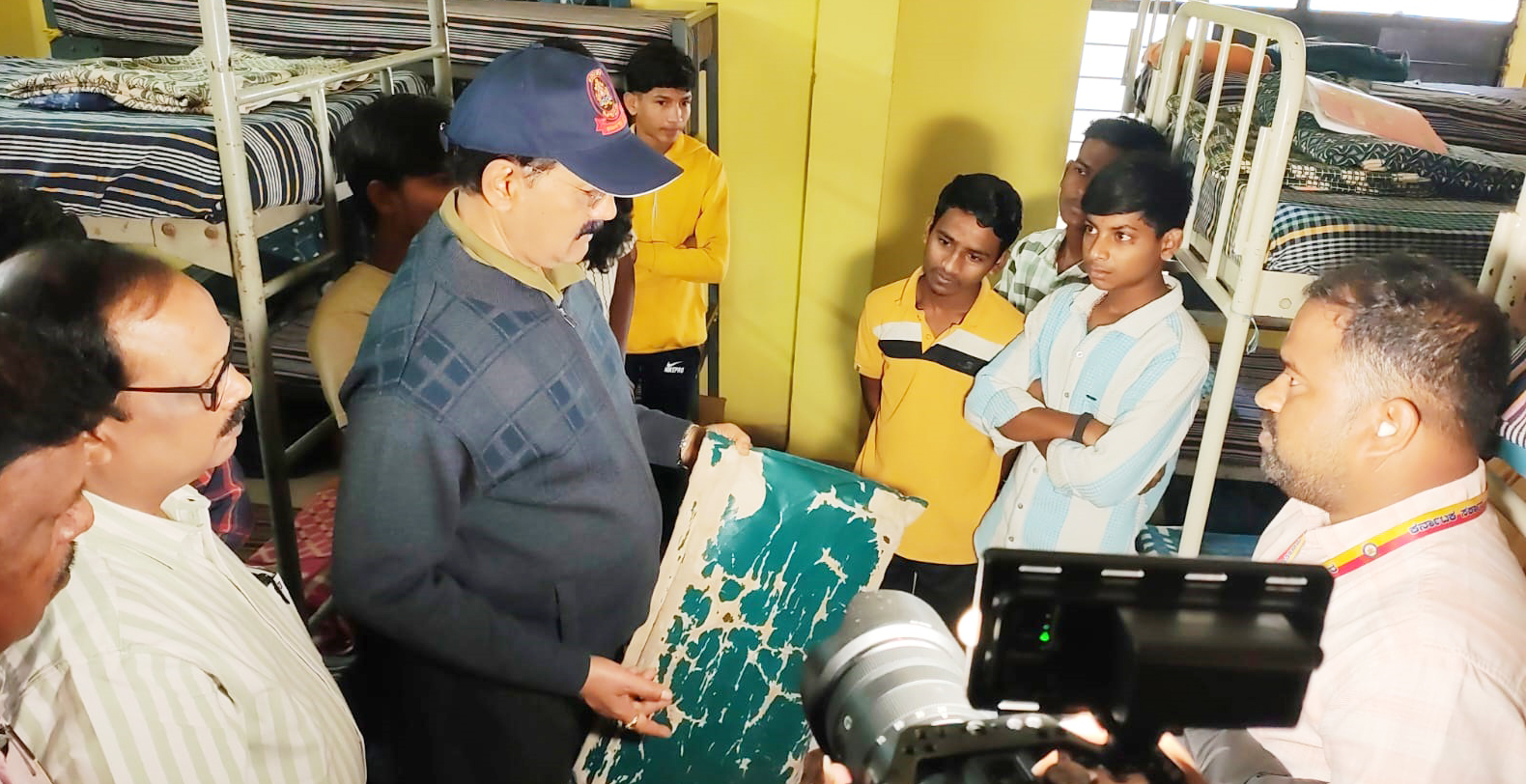 ತಿಪಟೂರಿನ ಡಾ.ಬಿ.ಆರ್.ಅಂಬೇಡ್ಕರ್‌ ಸರ್ಕಾರಿ ಮೆಟ್ರಿಕ್‌ ಪೂರ್ವ ವಿದ್ಯಾರ್ಥಿ ನಿಲಯಕ್ಕೆ ಶನಿವಾರ ಉಪಲೋಕಾಯುಕ್ತ ಬಿ.ವೀರಪ್ಪ ಭೇಟಿ ನೀಡಿ ಕಿತ್ತು ಹೋಗಿರುವ ಹಾಸಿಗೆ ಪರಿಶೀಲಿಸಿದರು