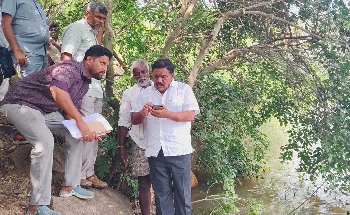 ಕೋಮಟೊಳ್ಳ ಕುಂಟೆ ಬಳಿ ಶಾಸಕ ಎಸ್.ಎನ್.ಸುಬ್ಬಾರೆಡ್ಡಿ ಸಣ್ಣ ನೀರಾವರಿ ಇಲಾಖೆಯ ಅಧಿಕಾರಿ ಸುನೀಲ್‍ರವರಿಂದ ಡ್ಯಾಂ ನಿರ್ಮಾಣದ ಬಗ್ಗೆ ಮಾಹಿತಿ ಸಂಗ್ರಹಿಸುತ್ತಿರುವುದು.