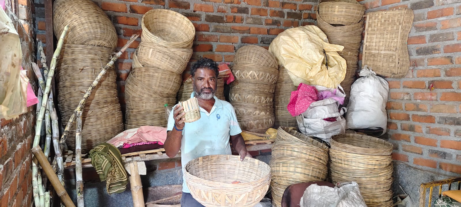 ಬಿದಿರು ಉತ್ಪನ್ನ ತಯಾರಿಸುತ್ತಿರುವ ಸುರೇಶ್