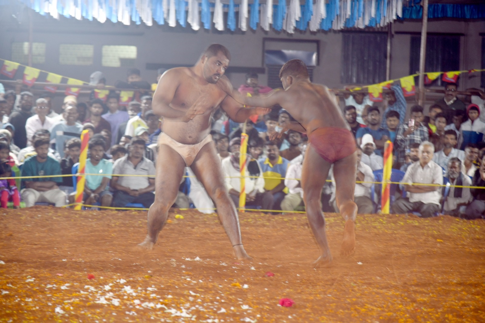 ಹೊಳೆನರಸೀಪುರದಲ್ಲಿ ಶುಕ್ರವಾರ ನಡೆದ ರಾಷ್ಟ್ರಮಟ್ಟದ ಕುಸ್ತಿ ಪಂದ್ಯದಲ್ಲಿ ಸೆಣಸಾಡುತ್ತಿರುವ ವಿಜಯಪುರದ ರಾಮಚಂದ್ರ ಹಾಗೂ ಮಹಾರಾಷ್ಟ್ರದ ಸಾಂಗ್ಲಿಯ ವಿಶ್ವಜಿತ್ ರೂಪ್ನರ್.