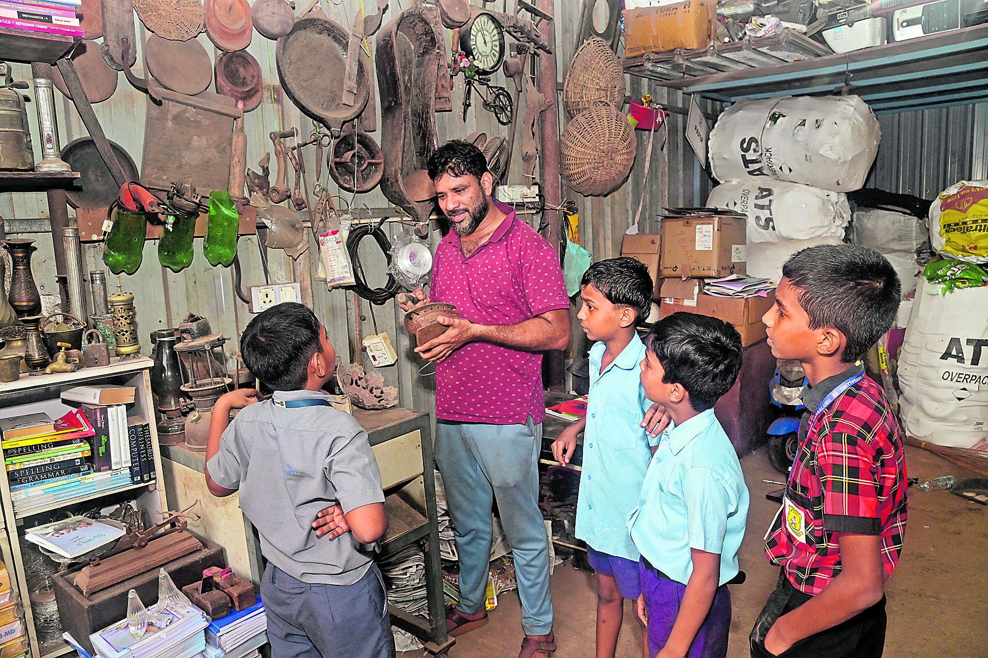 ಮಕ್ಕಳಿಗೆ ಗುಜರಿಯೊಳಗಿನ ವಸ್ತುಗಳ ಕುರಿತು ತಿಳಿಸುತ್ತಿರುವ ಖಲೀಲ್‌