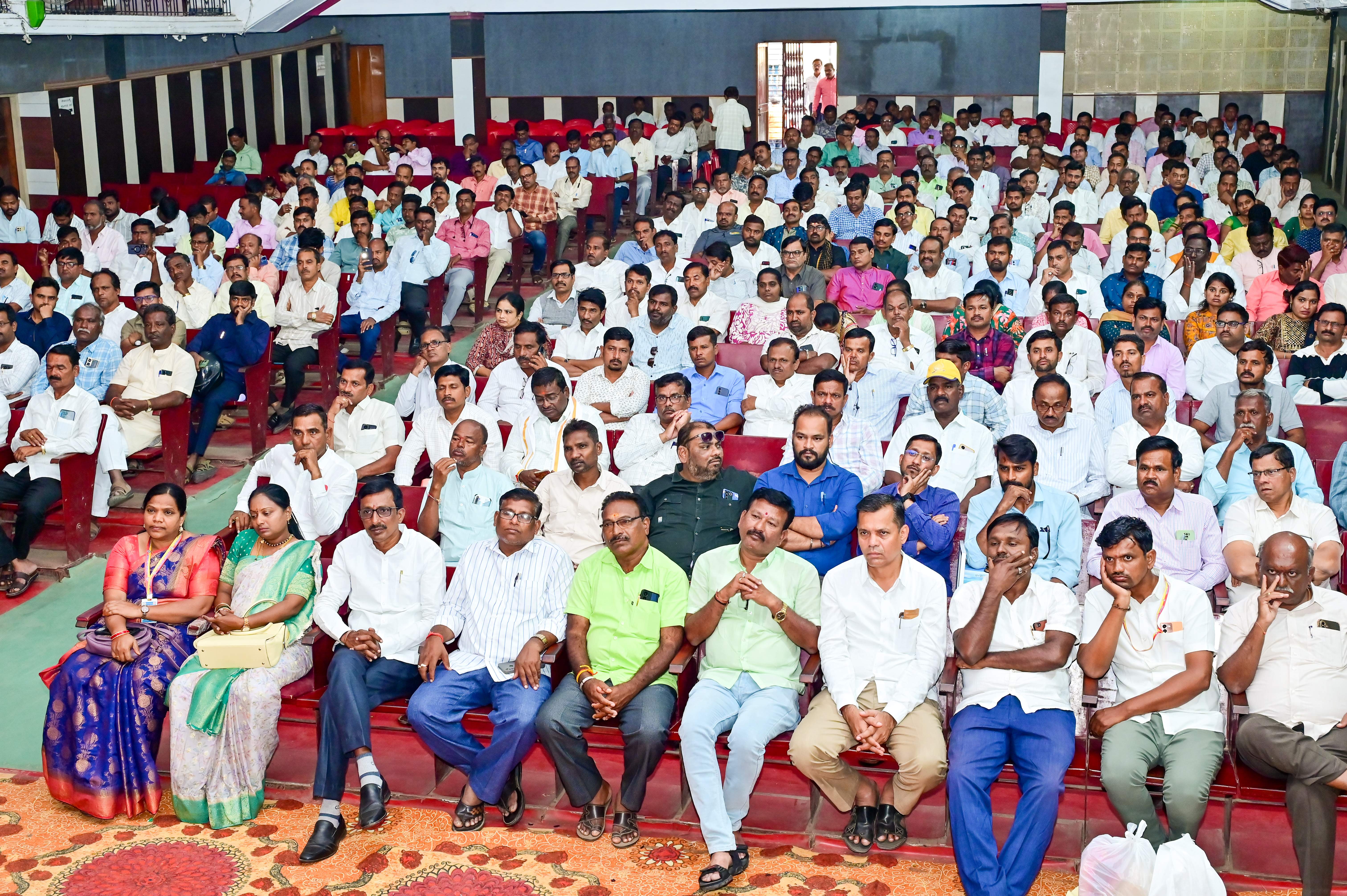 ಕಾರ್ಯಕ್ರಮದಲ್ಲಿ ಪಾಲ್ಗೊಂಡಿದ್ದ ಸರ್ಕಾರಿ ನೌಕರರು