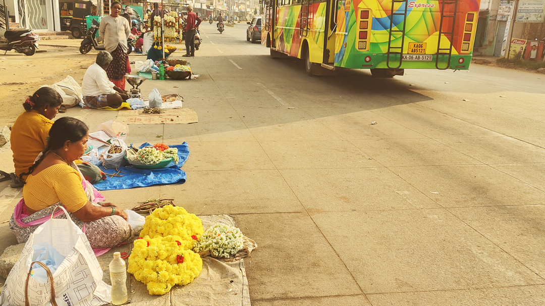 ಕೊರಟಗೆರೆ ಪಟ್ಟಣದ ಮುಖ್ಯರಸ್ತೆಯಲ್ಲೆ ದಿನ ನಿತ್ಯ ವ್ಯಾಪಾರ ನಡೆಸುವ ಬೀದಿಬದಿ ವ್ಯಾಪಾರಿಗಳು.